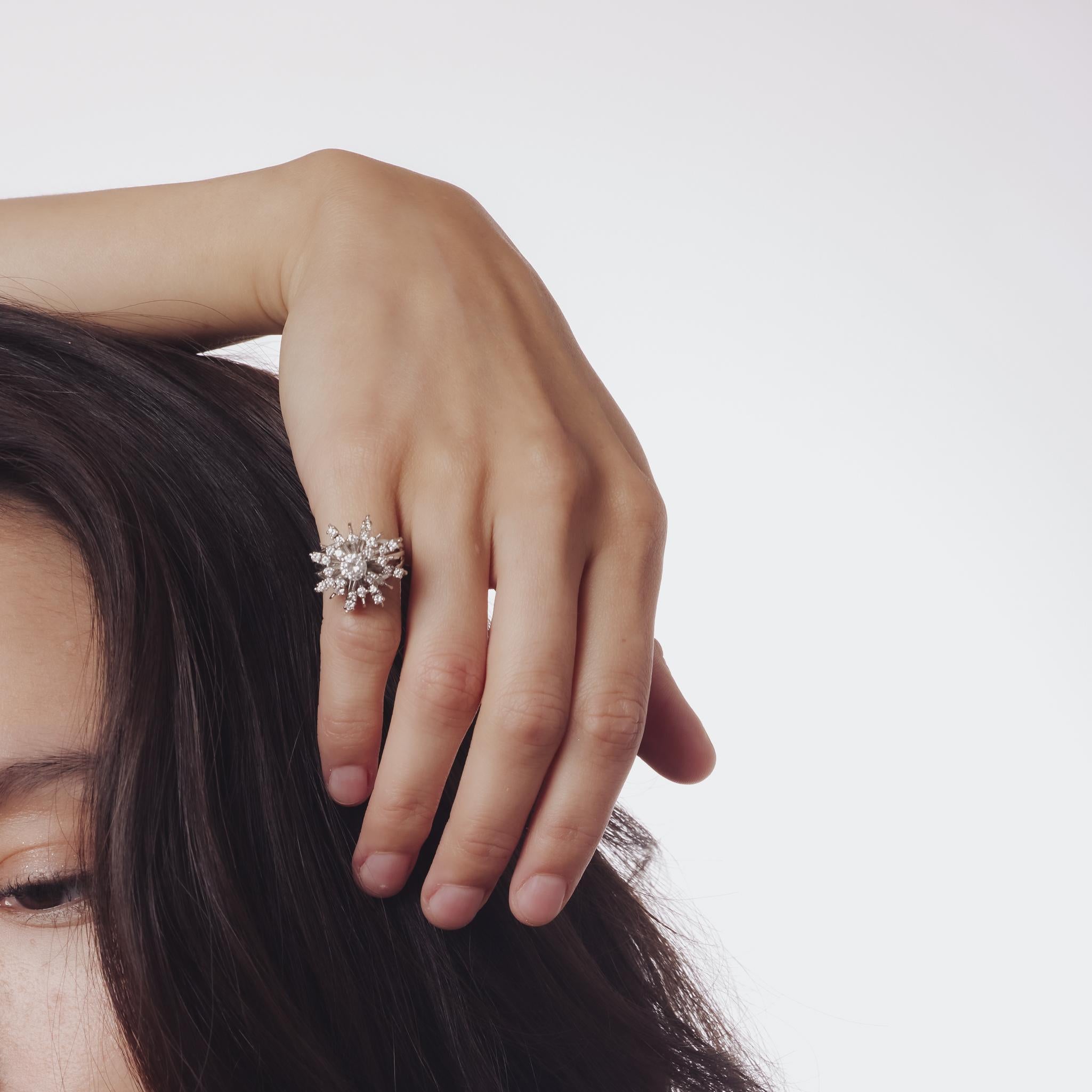 Taglio brillante Anello cocktail vintage con diamante in oro bianco 14k in vendita