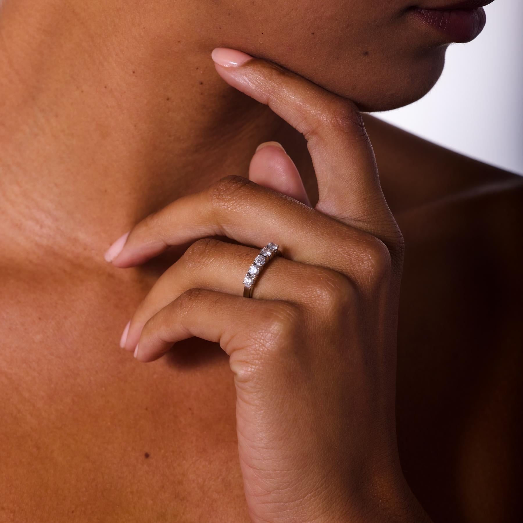 Taglio brillante Fede d'epoca con diamante in oro bianco 14 carati e cinque pietre in vendita