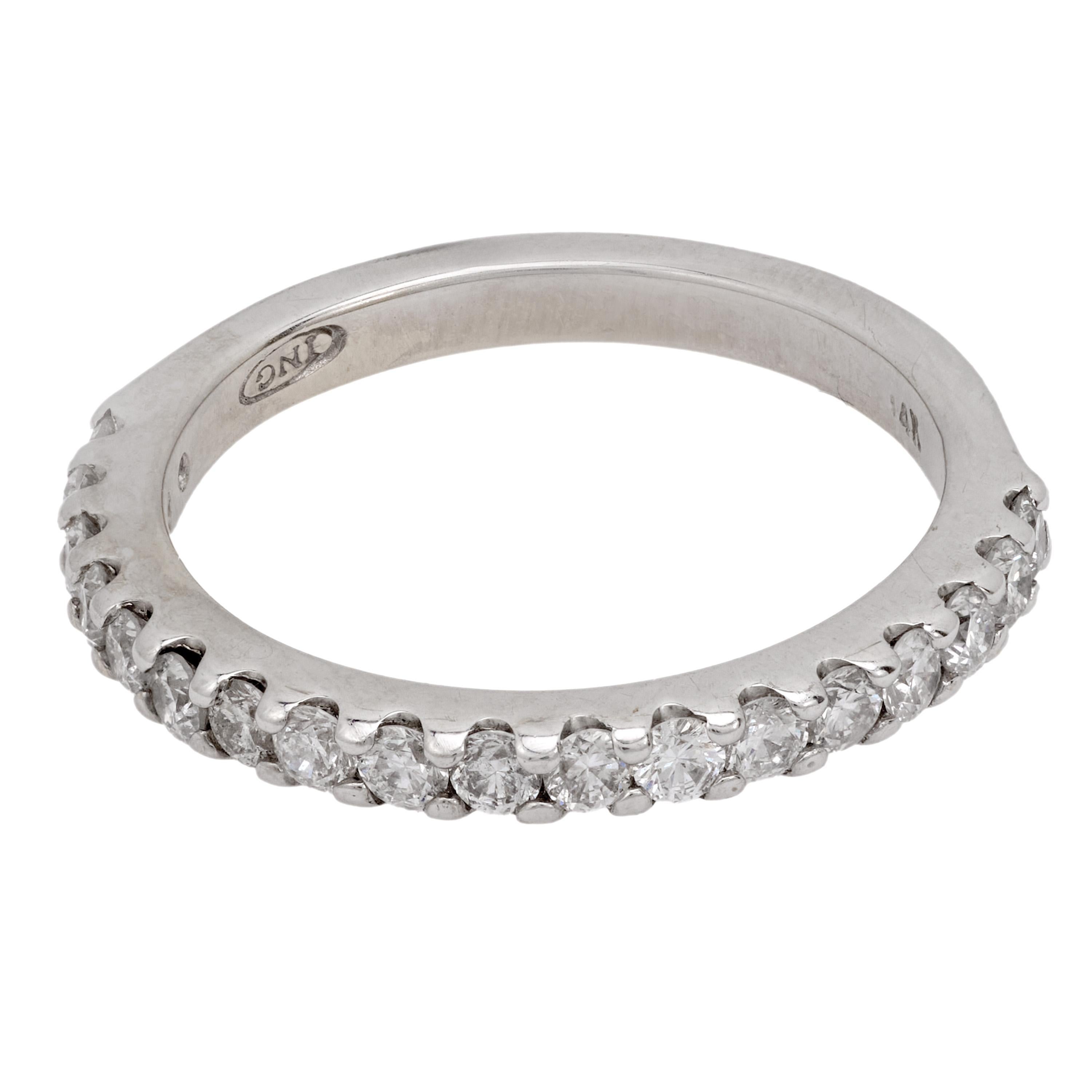 Moderno Fascia a mezza eternità in oro bianco 14k con diamante vintage in vendita