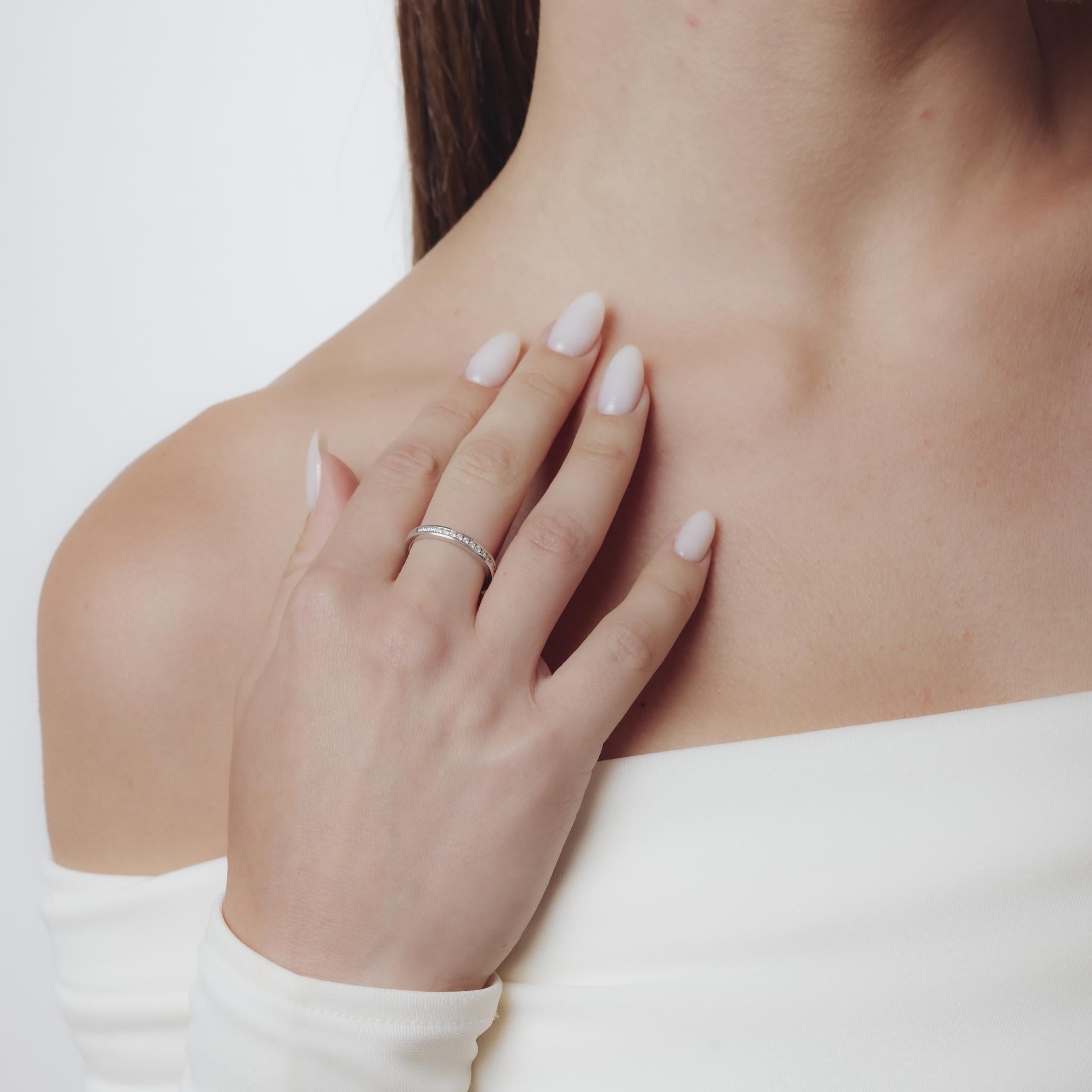 Taille brillant Demi-bande d'éternité en or blanc 14k avec diamant vintage en vente