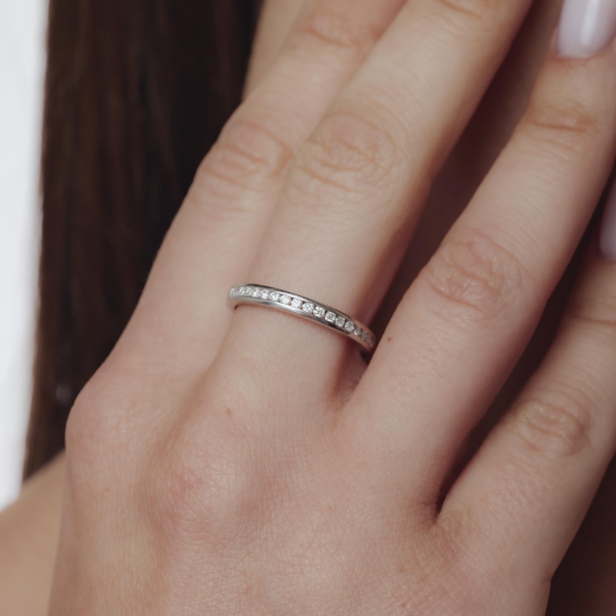Demi-bande d'éternité en or blanc 14k avec diamant vintage Bon état - En vente à Beverly Hills, CA
