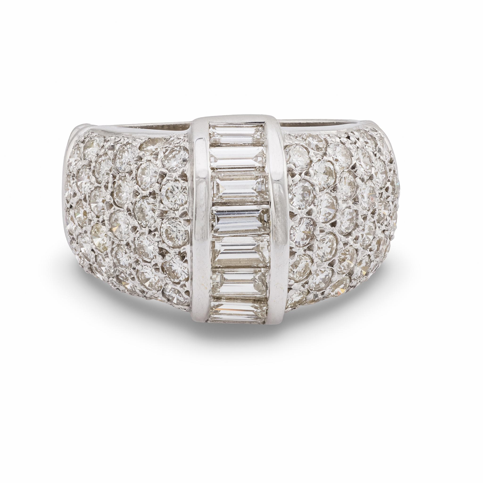 Moderno Anello con pavé di diamanti d'epoca in oro bianco 14k in vendita