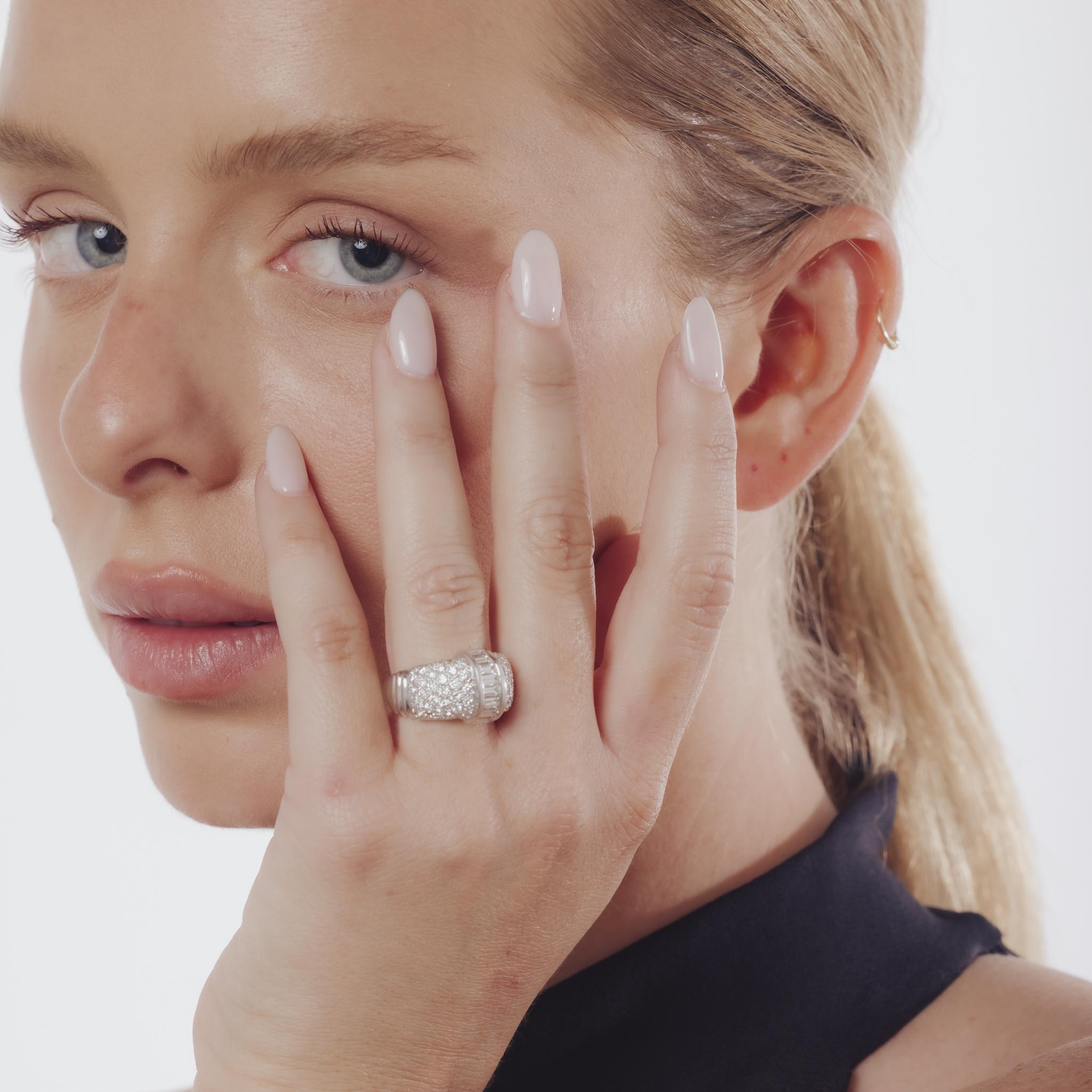 Taglio baguette Anello con pavé di diamanti d'epoca in oro bianco 14k in vendita
