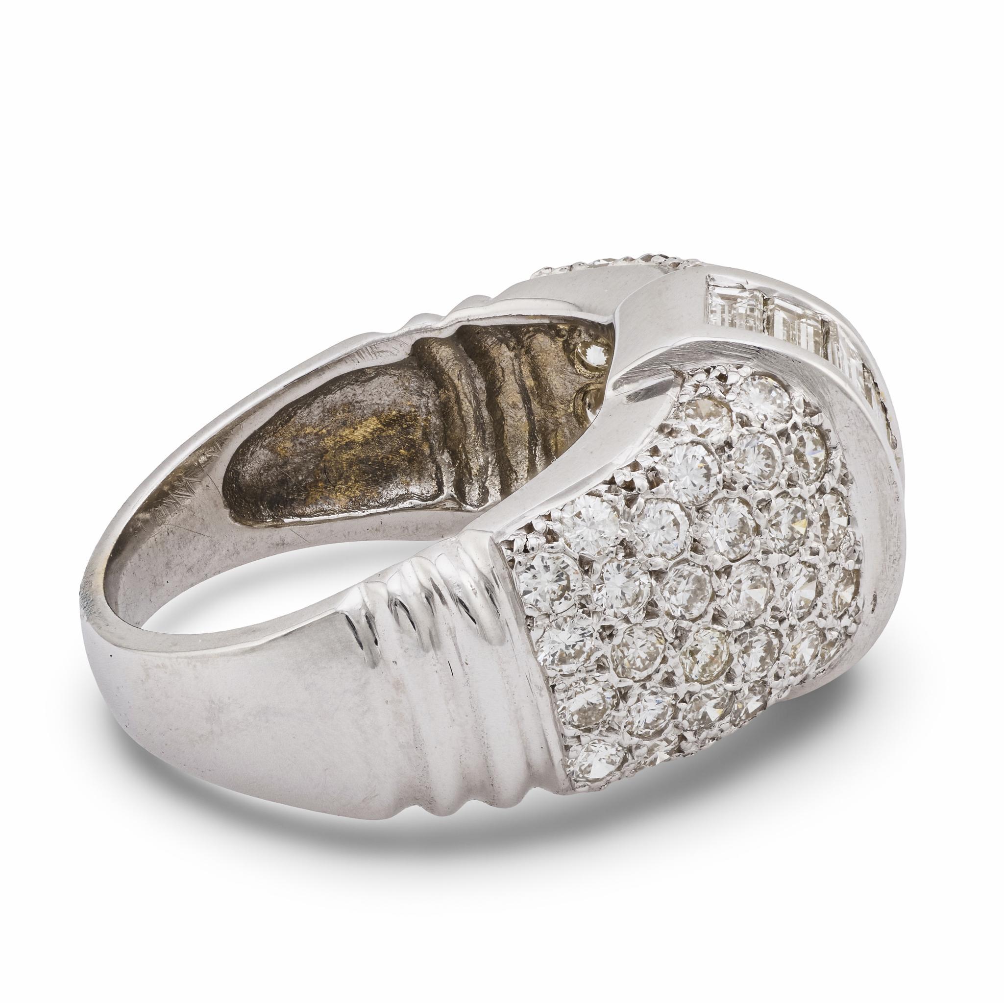 Anello con pavé di diamanti d'epoca in oro bianco 14k In condizioni buone in vendita a Beverly Hills, CA