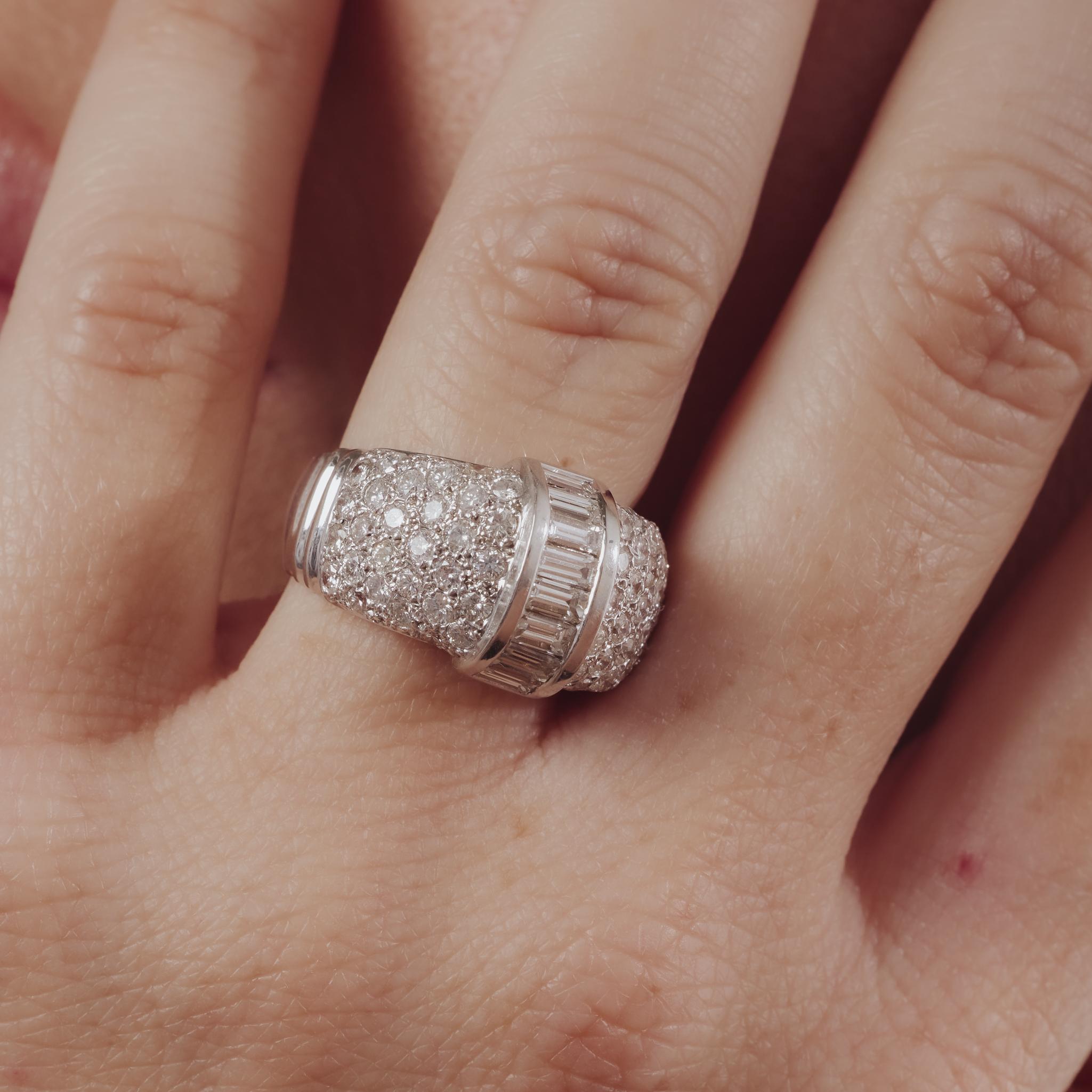 Donna Anello con pavé di diamanti d'epoca in oro bianco 14k in vendita