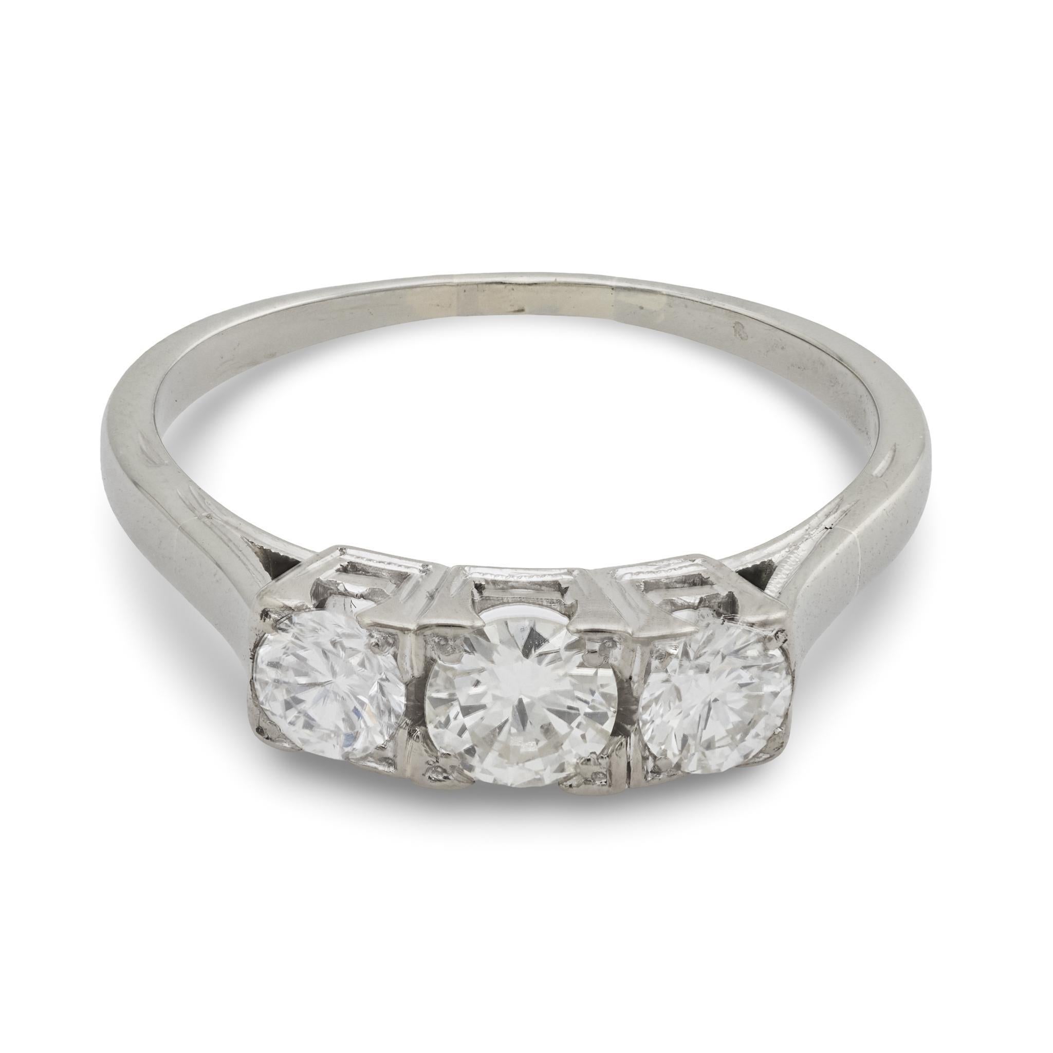 Contemporaneo Anello vintage con diamante e tre pietre in oro bianco 14k in vendita