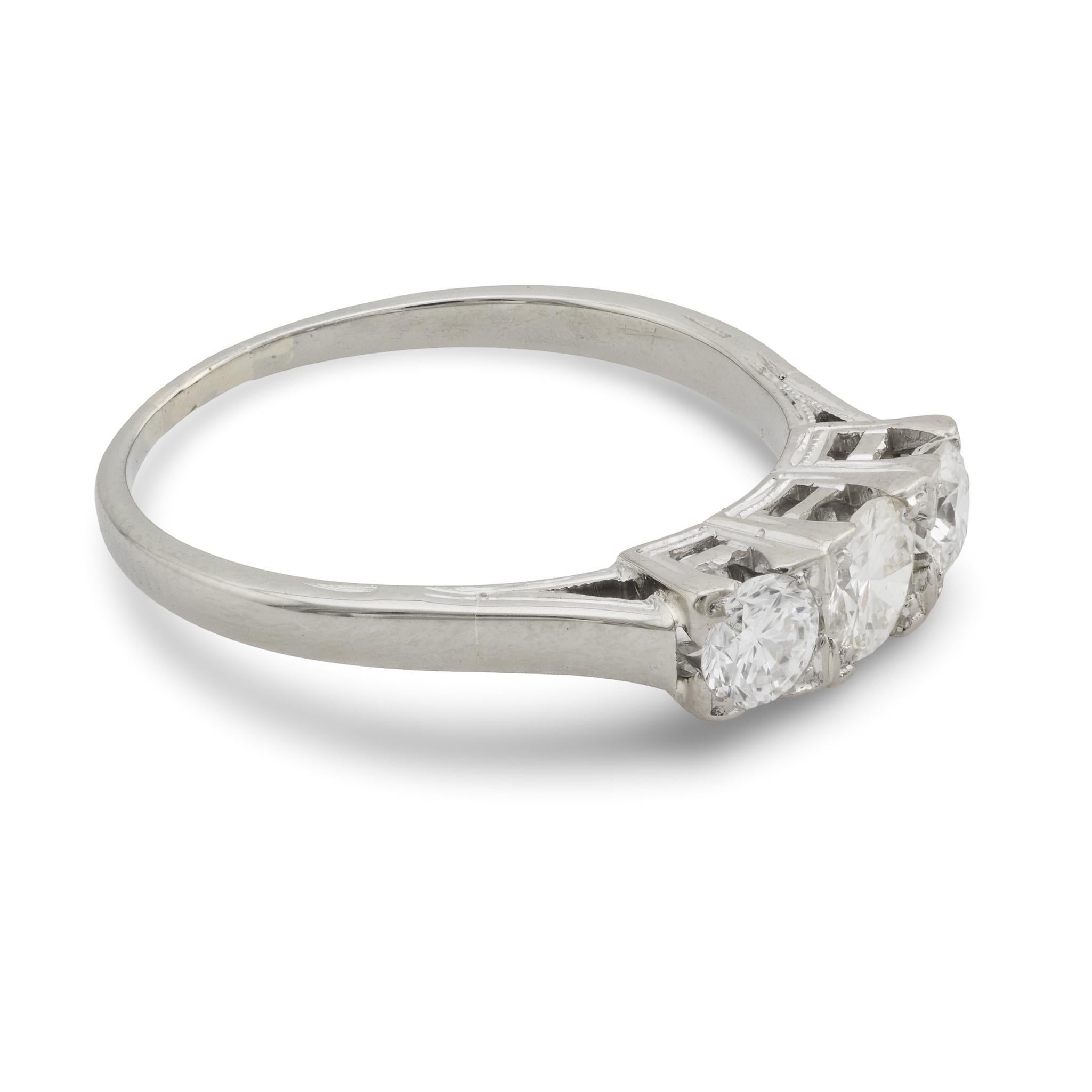 Anello vintage con diamante e tre pietre in oro bianco 14k In condizioni buone in vendita a Beverly Hills, CA