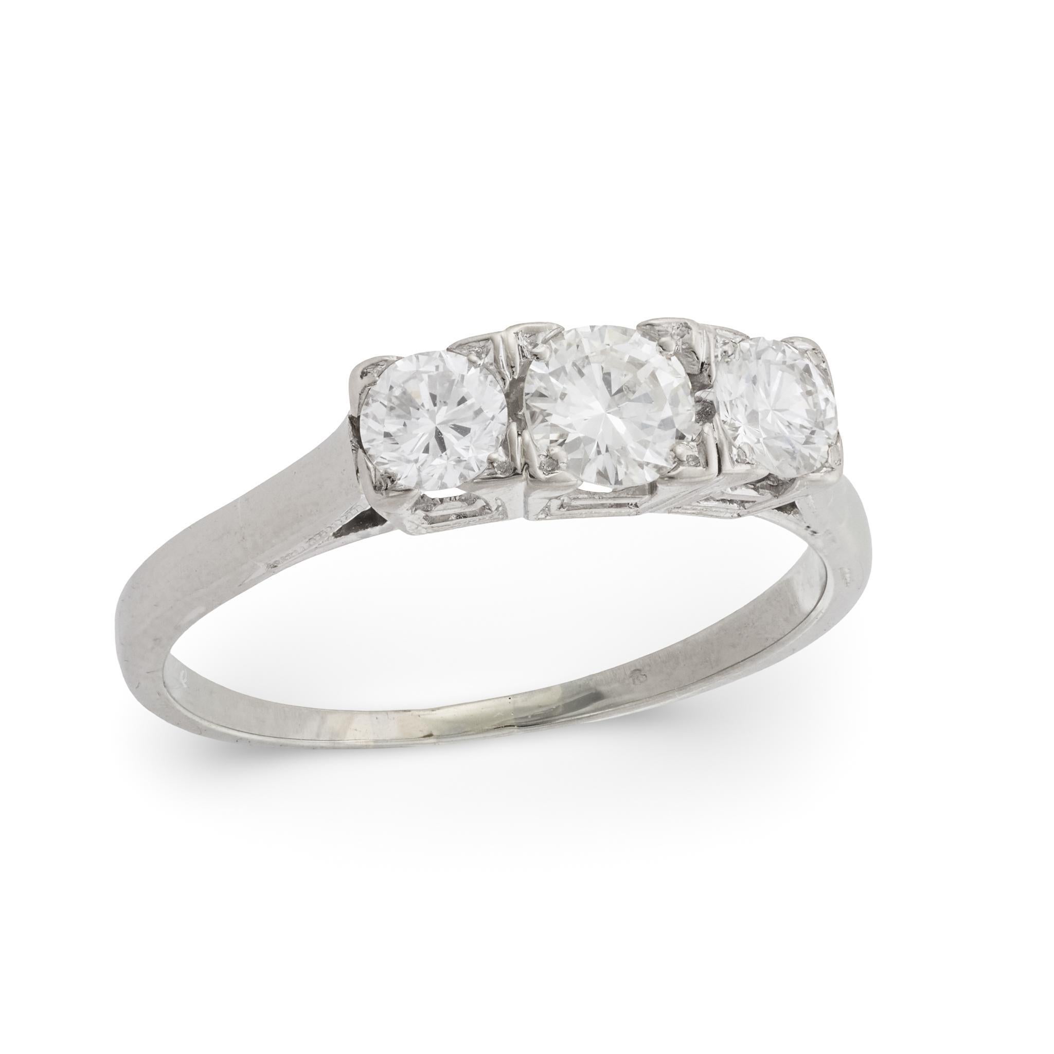 Anello vintage con diamante e tre pietre in oro bianco 14k in vendita