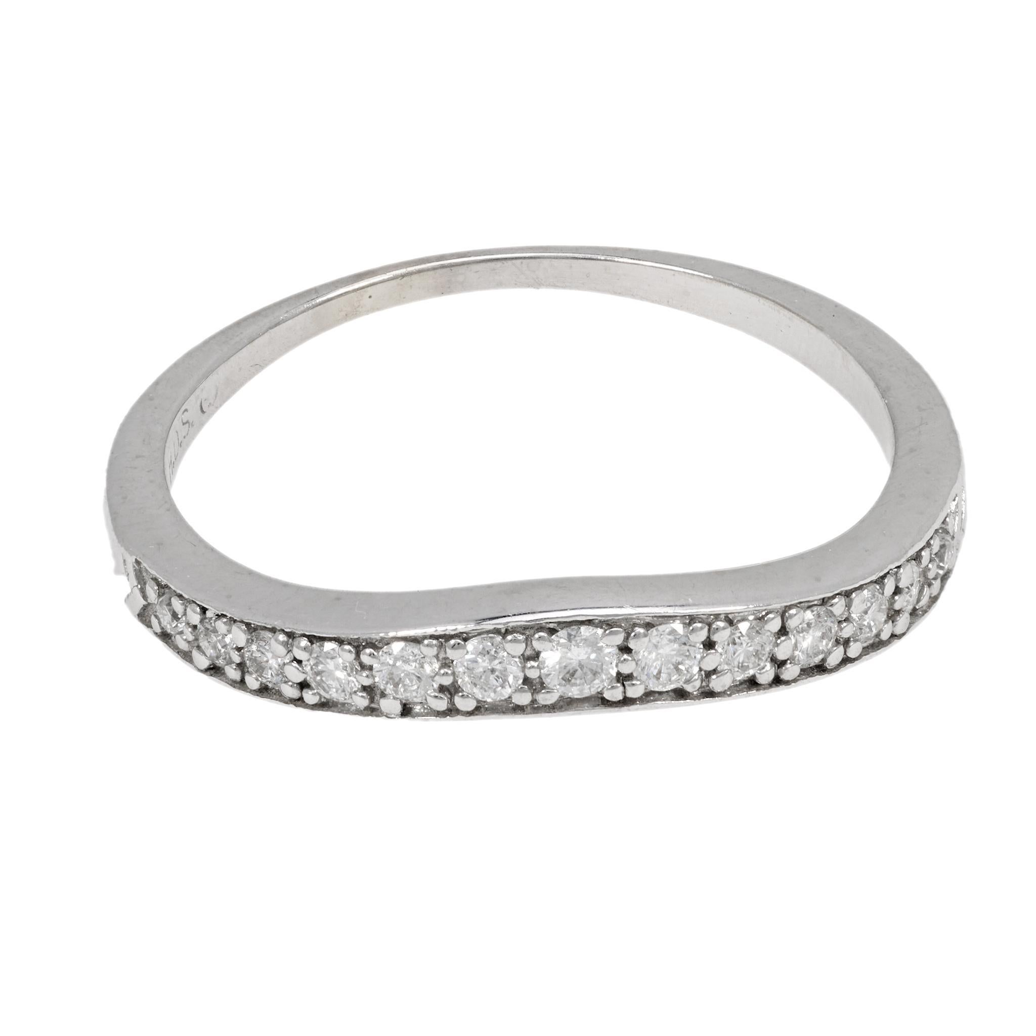Vintage diamond 14k white gold wedding band Bon état - En vente à Beverly Hills, CA