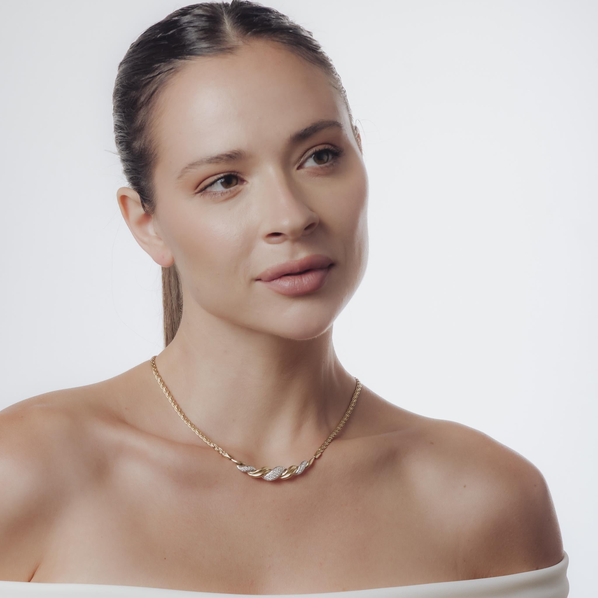 Ce collier vintage des années 1980 est réalisé dans une combinaison bicolore d'or jaune et d'or blanc 14k, serti de 31 diamants ronds de taille brillant totalisant environ 0,90 carats. Les diamants, de couleur G et de pureté VS, ajoutent une