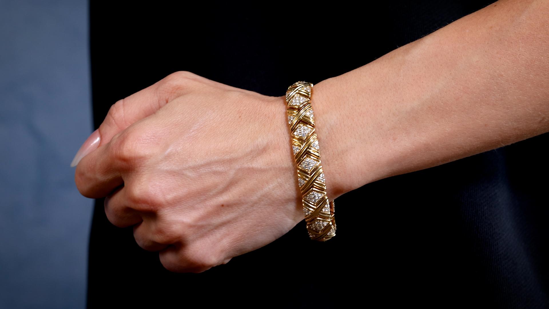 Ein Vintage-Diamant 14k Gelbgold-Armband. Mit 180 runden Diamanten im Brillantschliff mit einem Gesamtgewicht von ca. 4,90 Karat, eingestuft in Farbe F-G und Reinheit VS-SI. Gefertigt aus 14 Karat Gelbgold mit Feingehaltsangabe. Circa 1980. Die