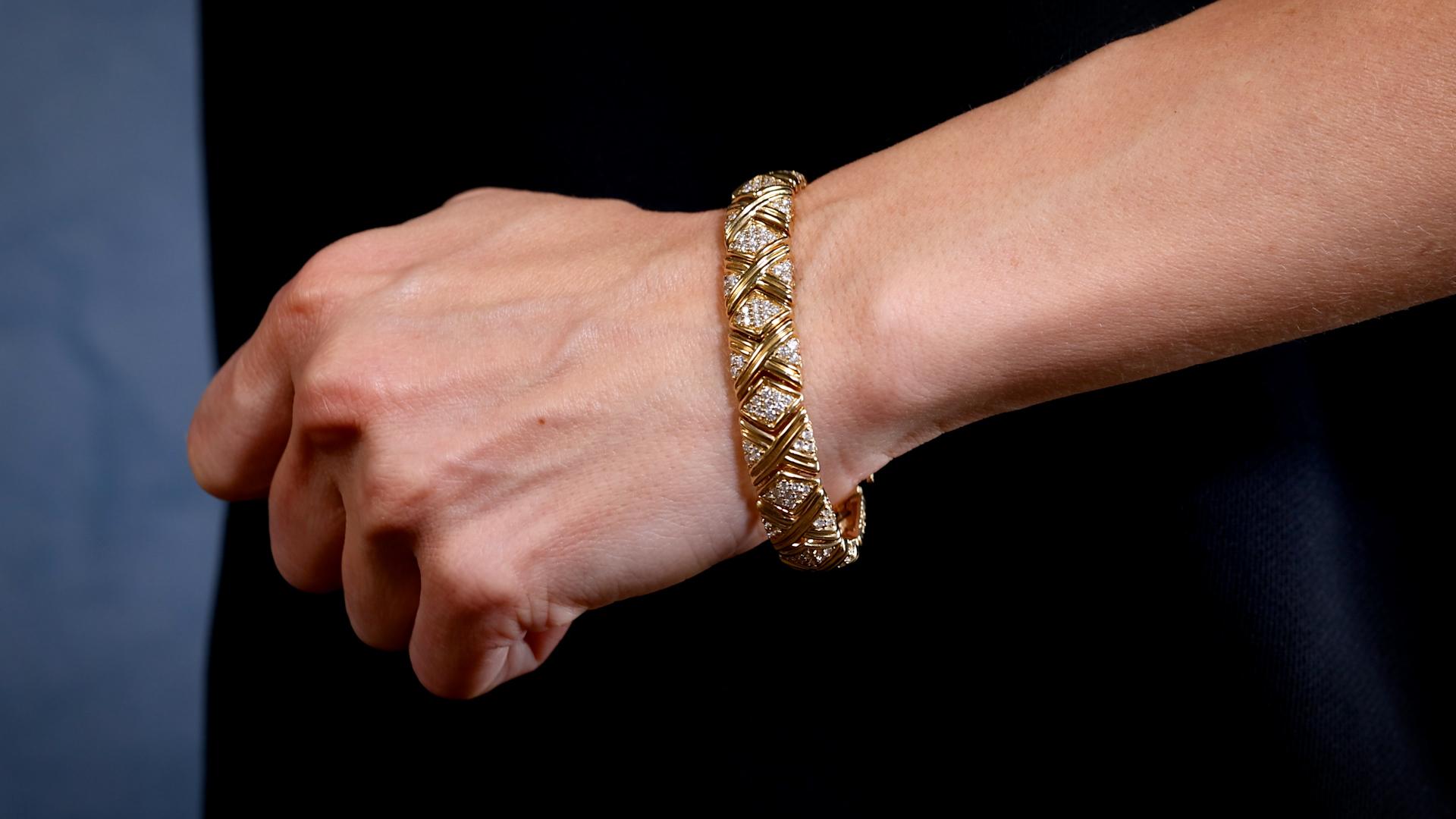 Armband aus 14 Karat Gelbgold mit Diamanten (Brillantschliff) im Angebot