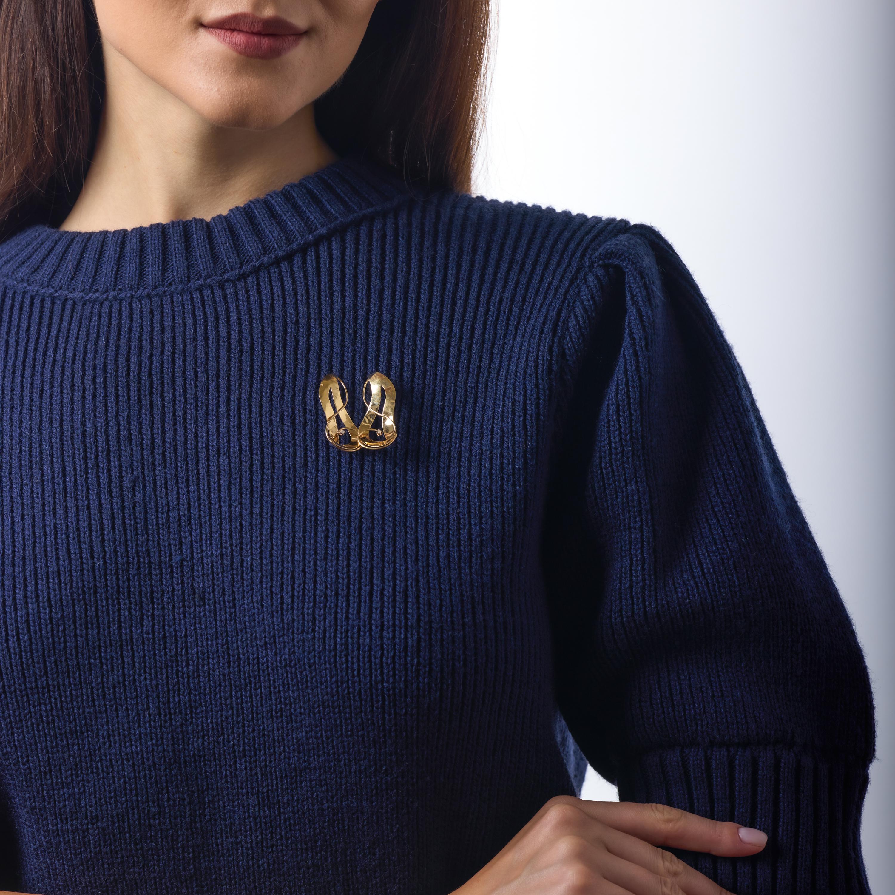 Diese Ohrringe im Vintage-Stil zeigen zwei runde Diamanten im Brillantschliff, die ein subtiles, aber fesselndes Funkeln erzeugen. Ihre warme Form aus 14-karätigem Gelbgold schafft eine anmutige, langgestreckte Silhouette und bietet eine elegante