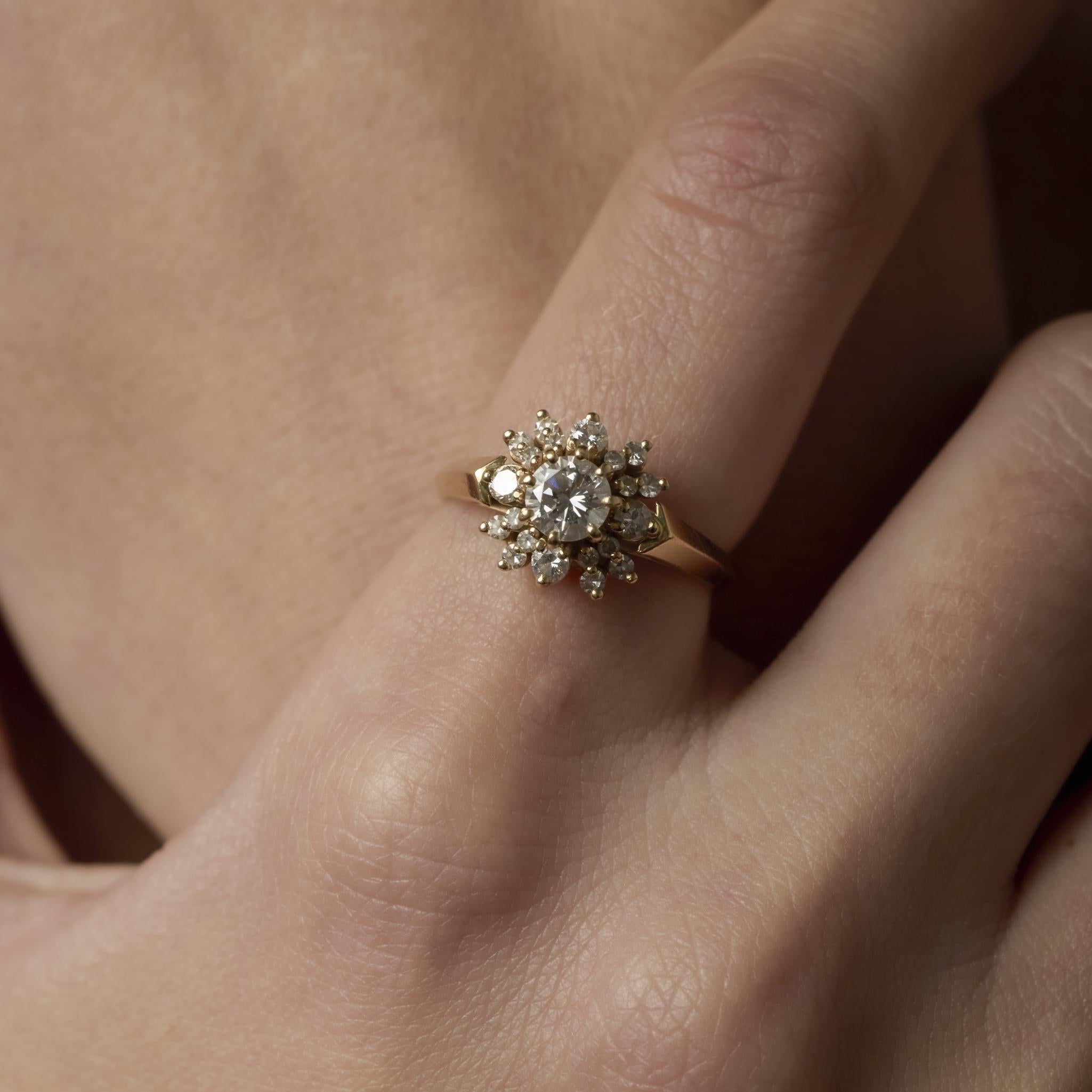 Bague vintage raffinée en or jaune 14k, centrée sur un diamant de 0,45 carat de couleur H et de pureté VS, entouré de 0,35 carat d'accents étincelants de couleur H et de pureté SI.