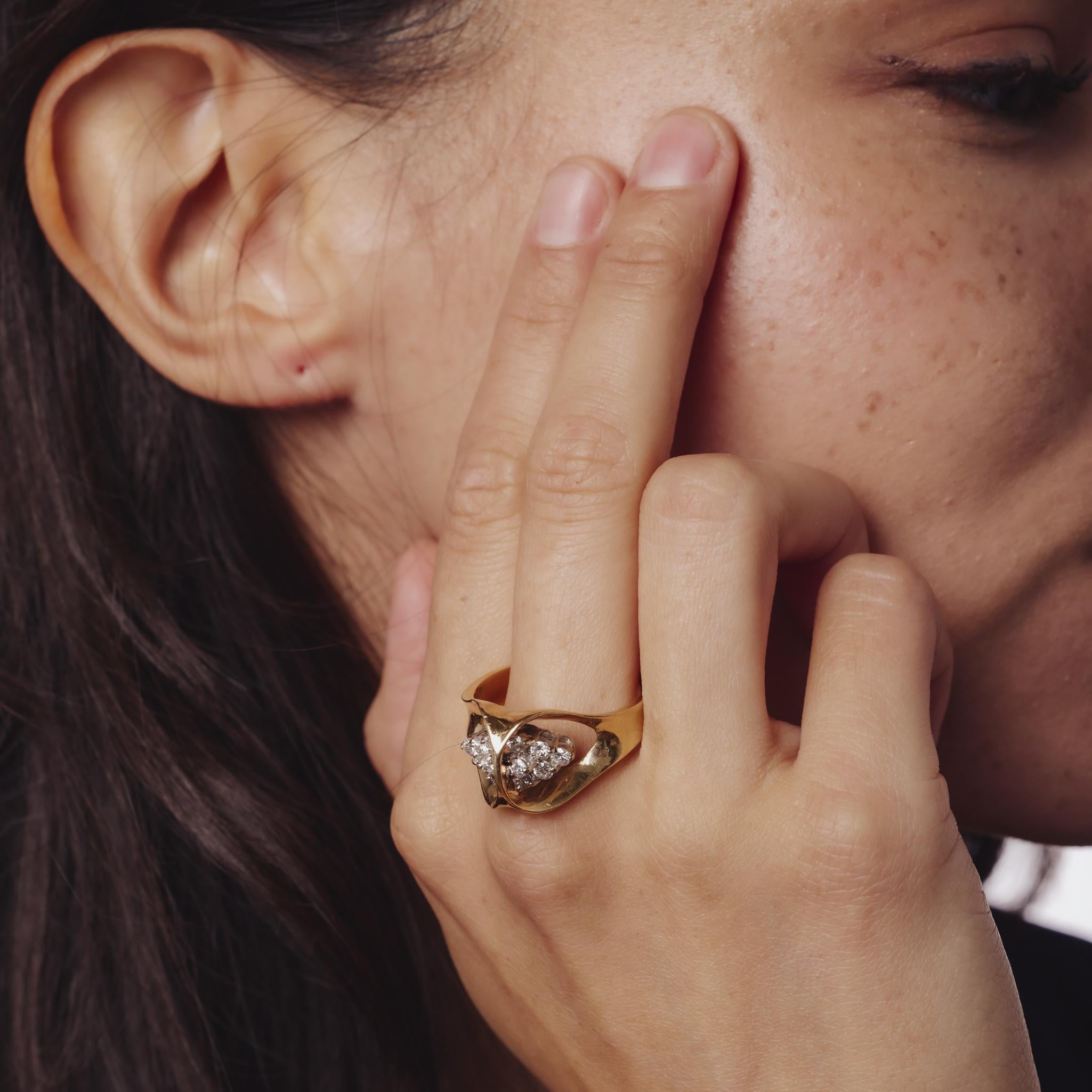 Taille brillant Bague vintage en or jaune 14k sertie de diamants en vente