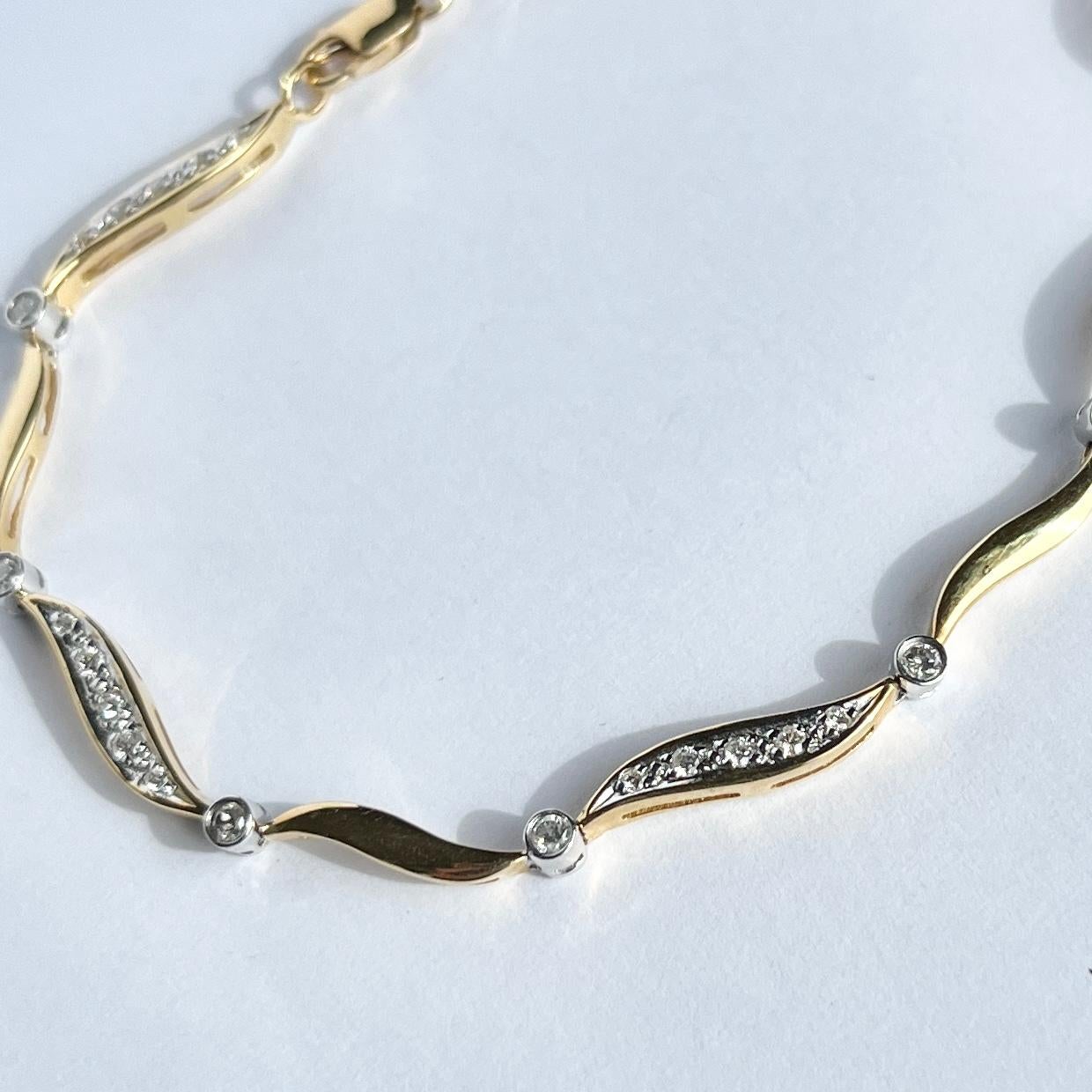Vintage Diamond, 18 Carat Gold and Platinum Bracelet In Good Condition For Sale In Chipping Campden, GB