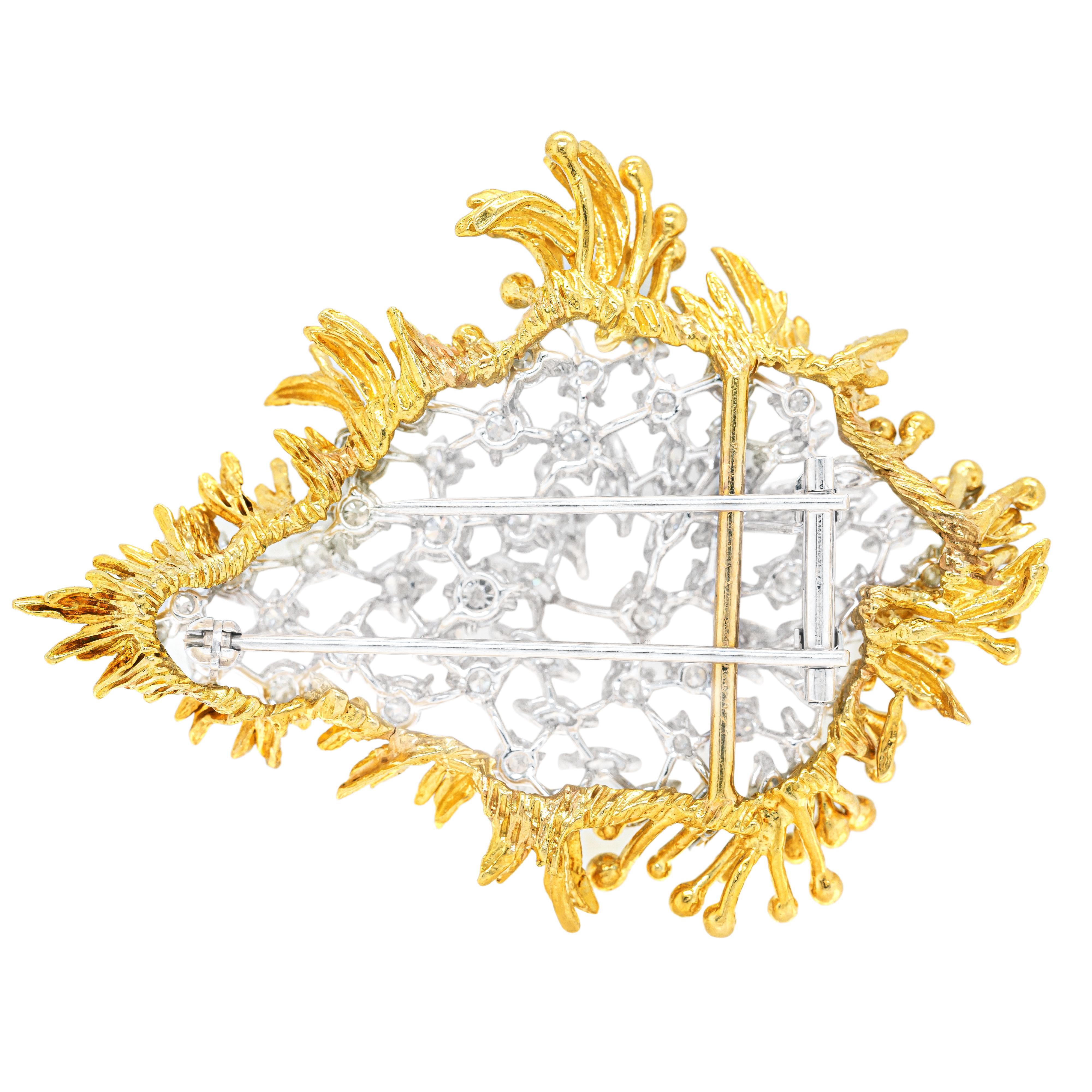 Diese prächtige, einzigartige, abnehmbare Brosche ist mit einer Mischung aus 22 marquiseförmigen Diamanten und 40 runden Diamanten im Brillantschliff besetzt. Alle Diamanten sind sorgfältig auf einer durchbrochenen Basis aus 18 Karat Weißgold