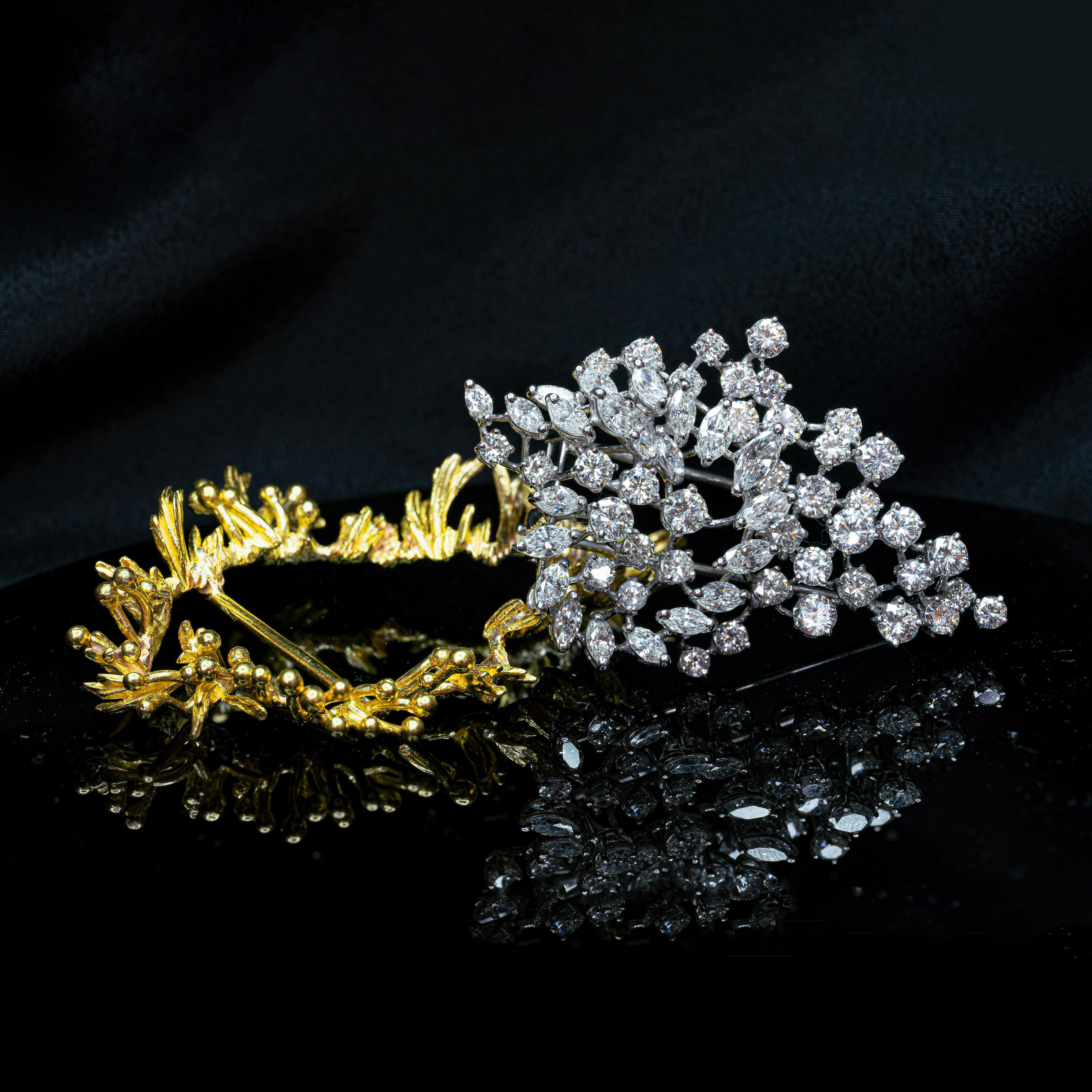 Abnehmbare Diamant-Brosche aus 18 Karat Weiß- und Gelbgold, ca. 1960er Jahre für Damen oder Herren im Angebot