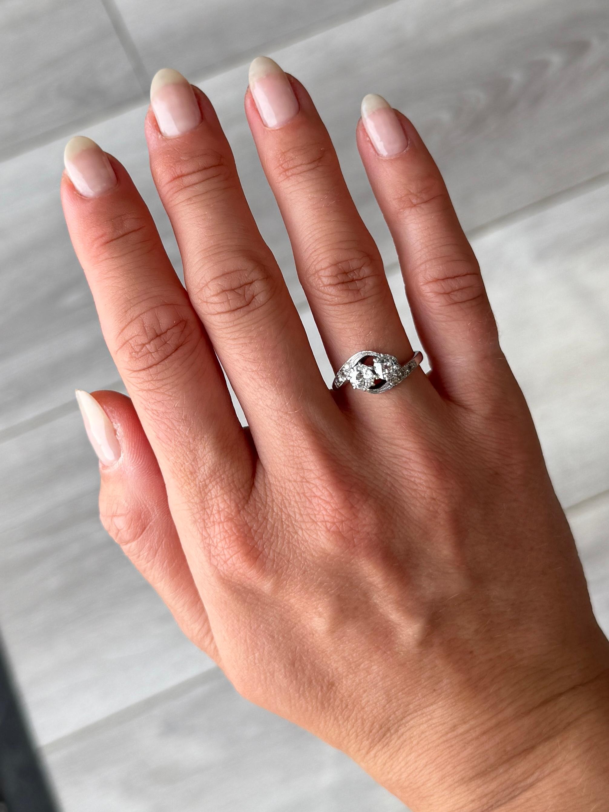 Round Cut Vintage Diamond 18 Carat White Gold Crossover Moi et Toi Ring For Sale