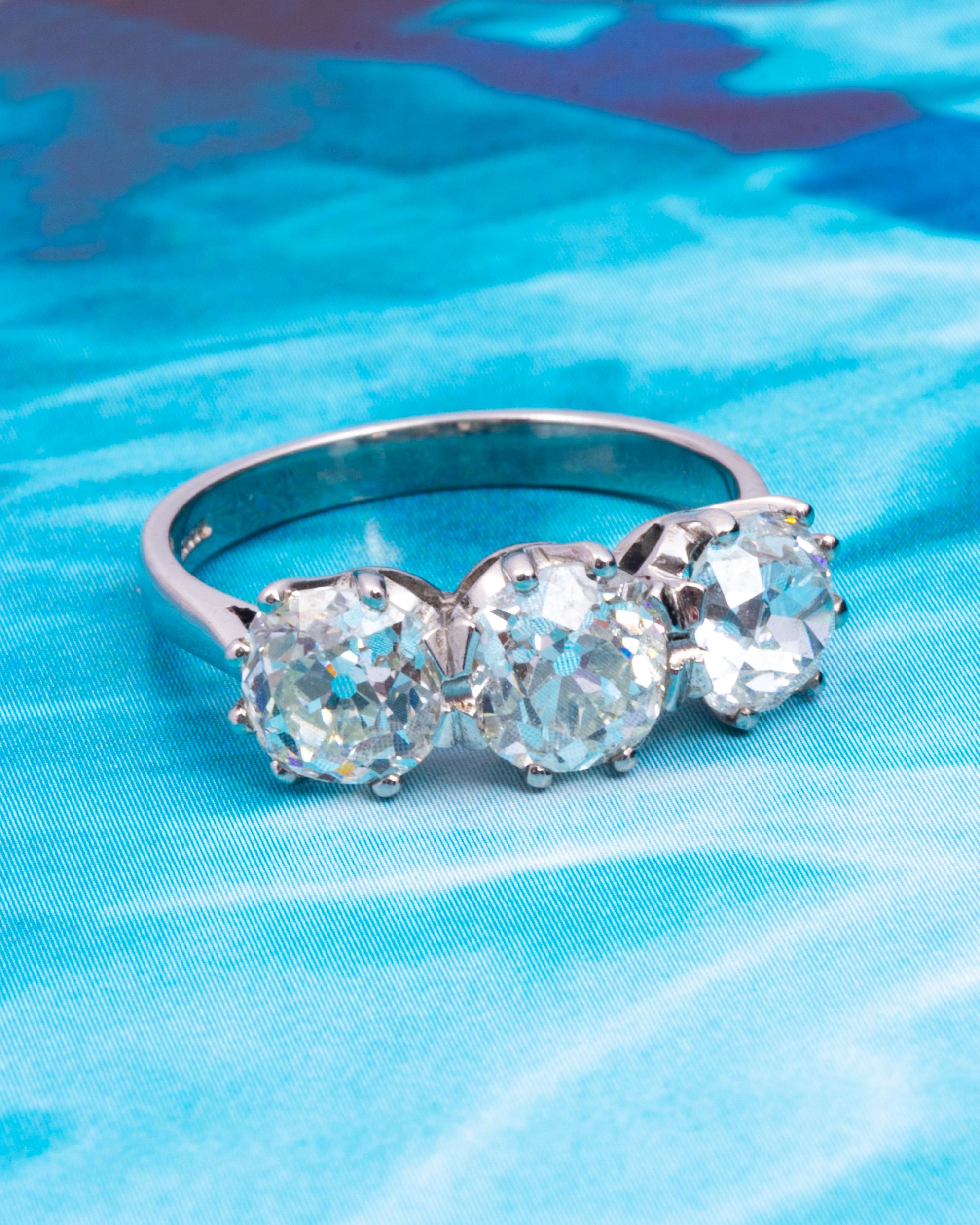 Bague Art déco à trois pierres en or blanc 18 carats avec diamants Pour femmes en vente