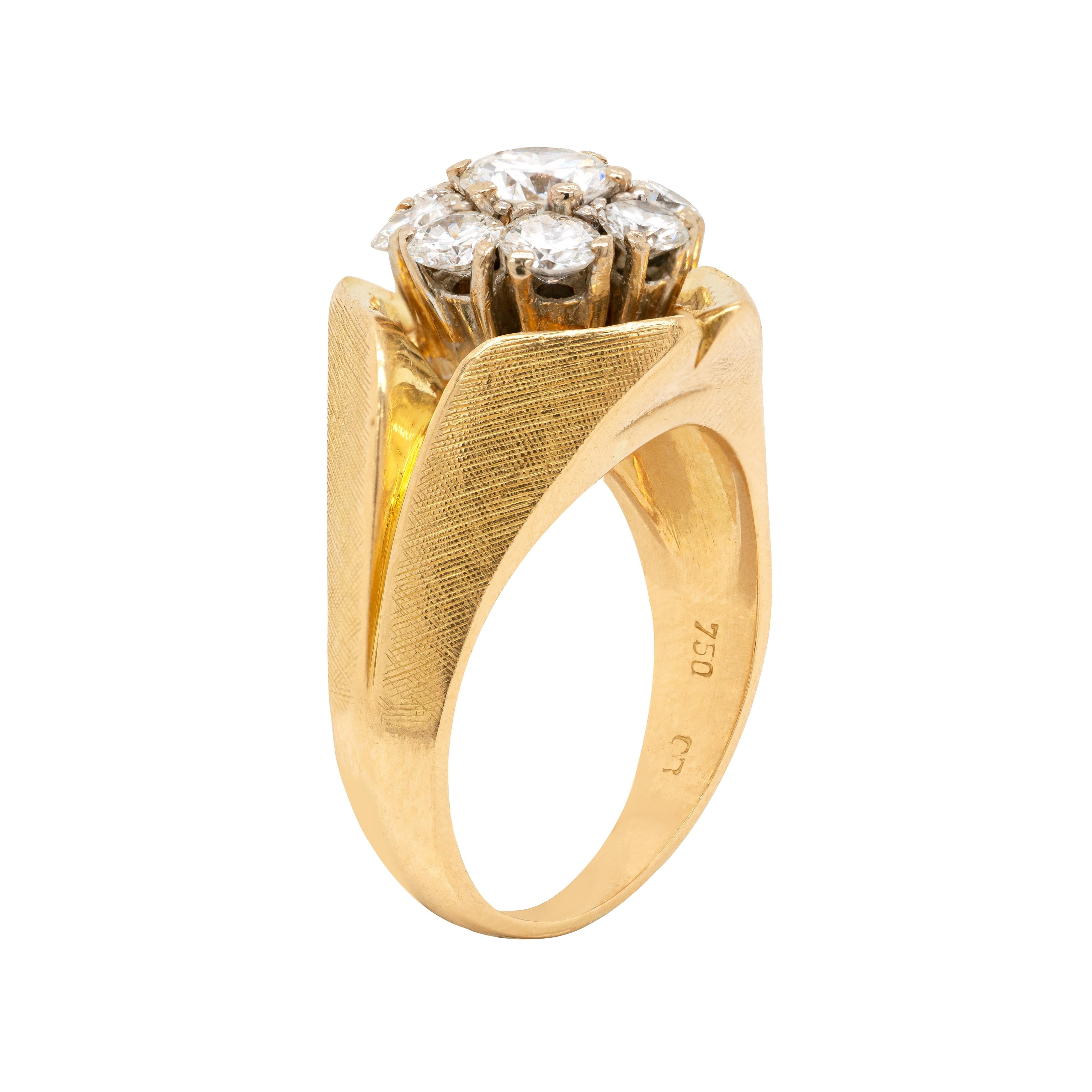 Cette bague inhabituelle en or jaune 18 carats présente une magnifique grappe au centre composée de 9 diamants ronds de taille brillant, d'un poids total approximatif de 1,40 ct, tous sertis en griffe dans des montures ouvertes. La grappe de
