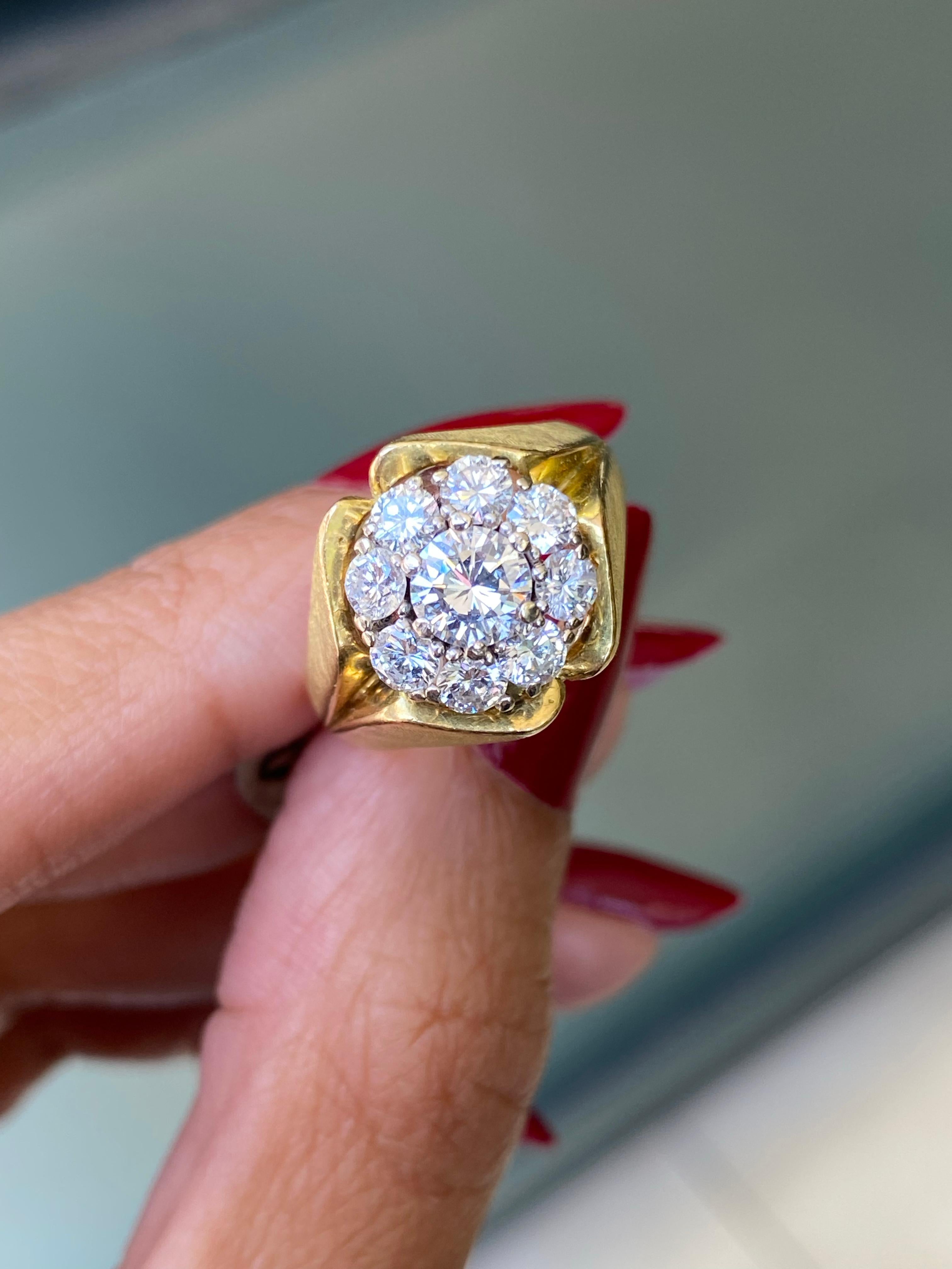 Vintage Diamond 18 Carat Yellow Gold Cluster Ring For Sale 1