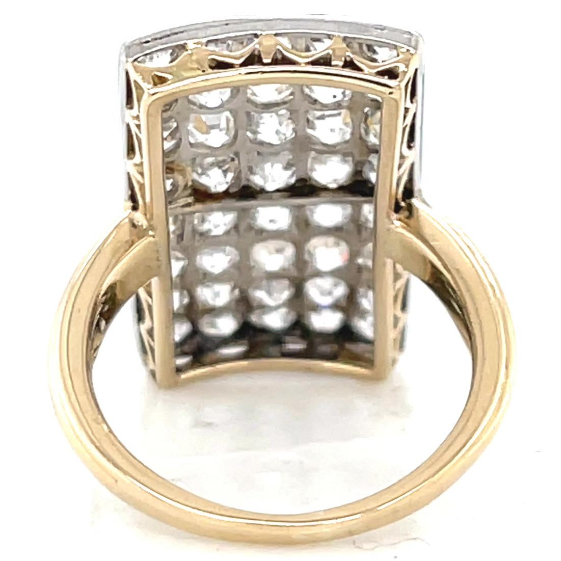 Vintage Diamond 18 Karat Gold Cluster Ring In Excellent Condition In Beverly Hills, CA