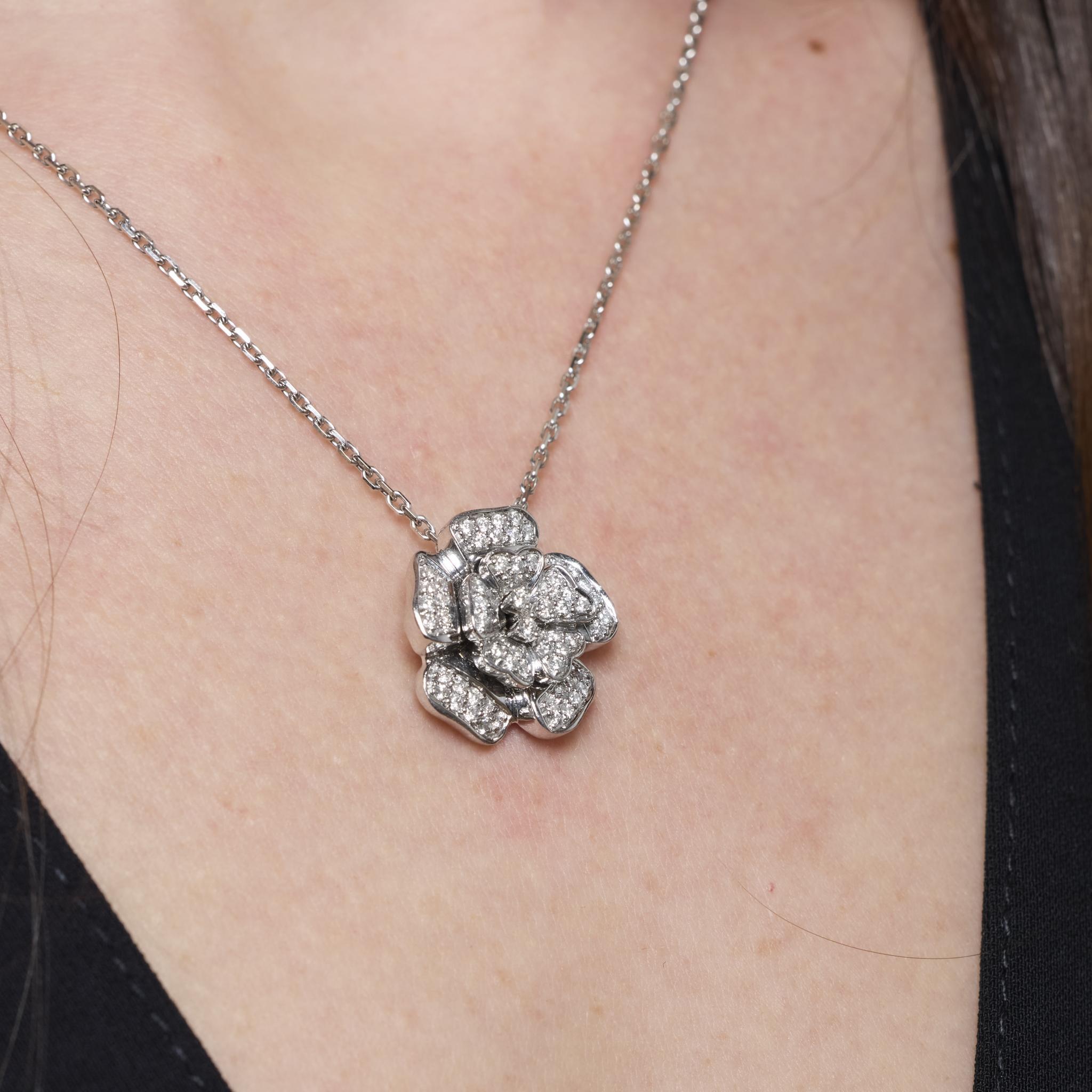 Brilliant Cut Vintage diamond 18k white gold flower necklace For Sale