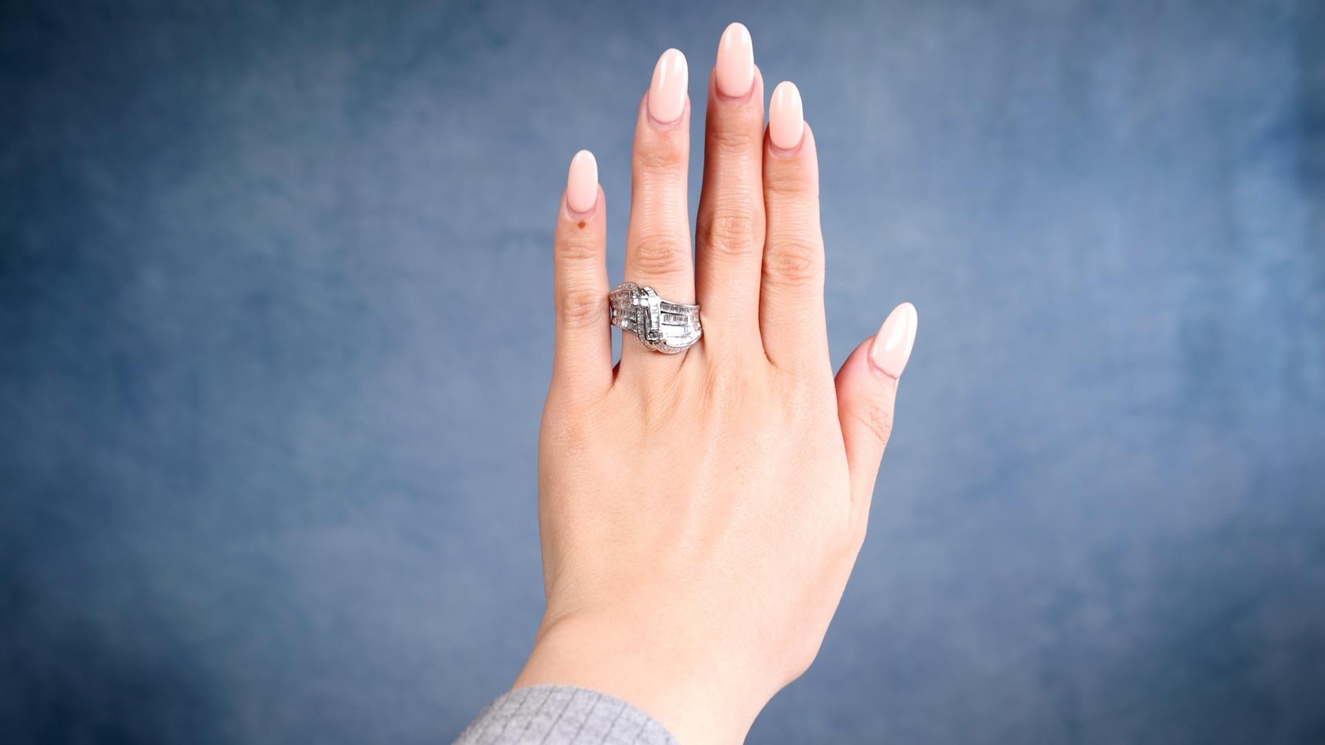 Ein Vintage Diamond 18k Weißgold Ring. Mit 188 Diamanten im Baguetteschliff mit einem Gesamtgewicht von ca. 4,70 Karat, eingestuft in Farbe F-G und Reinheit VS. Gefertigt aus 18 Karat Weißgold mit Feingehaltsangabe. Circa 1990. Der Ring hat die