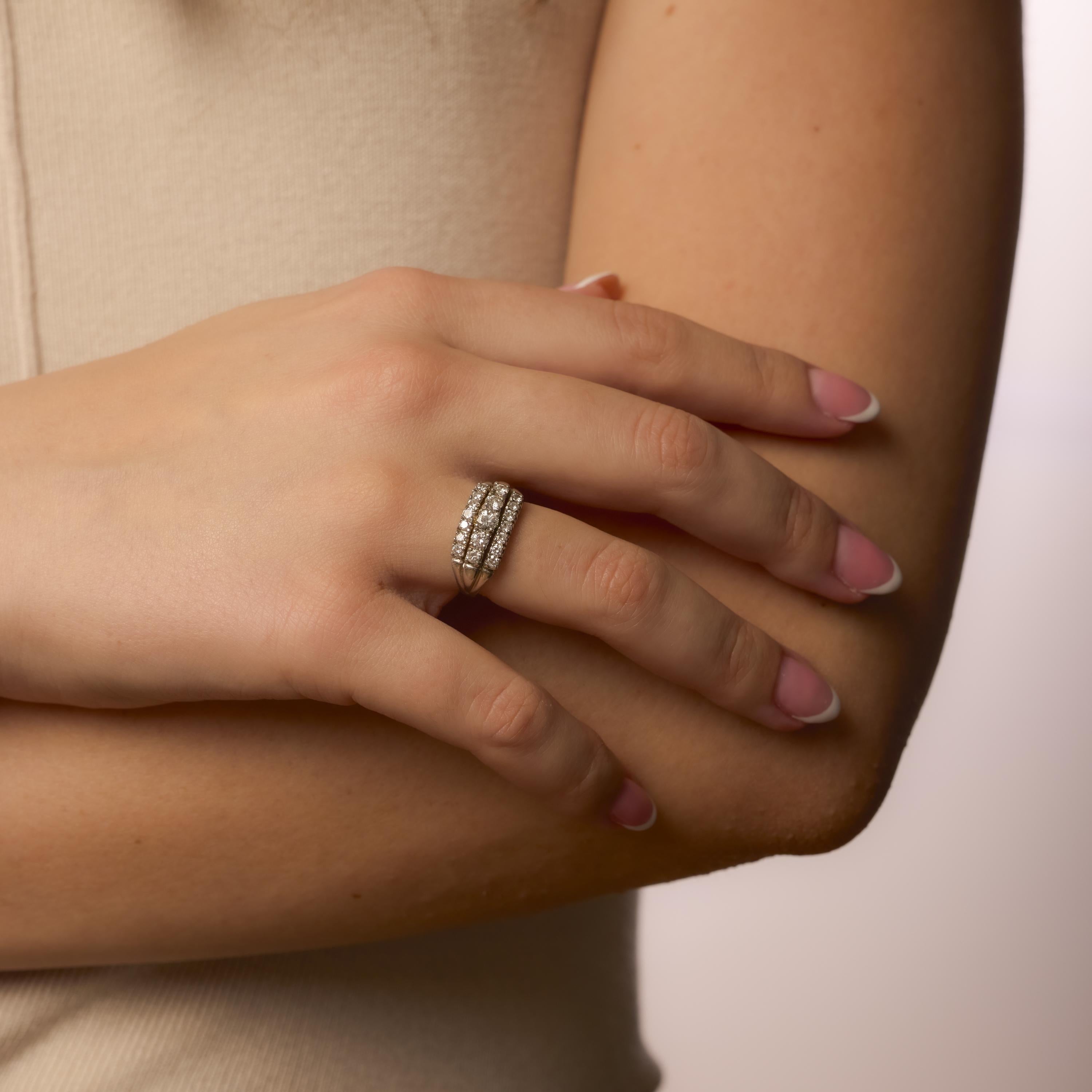 Taglio brillante Anello nuziale vintage con diamante in oro bianco 18 carati in vendita