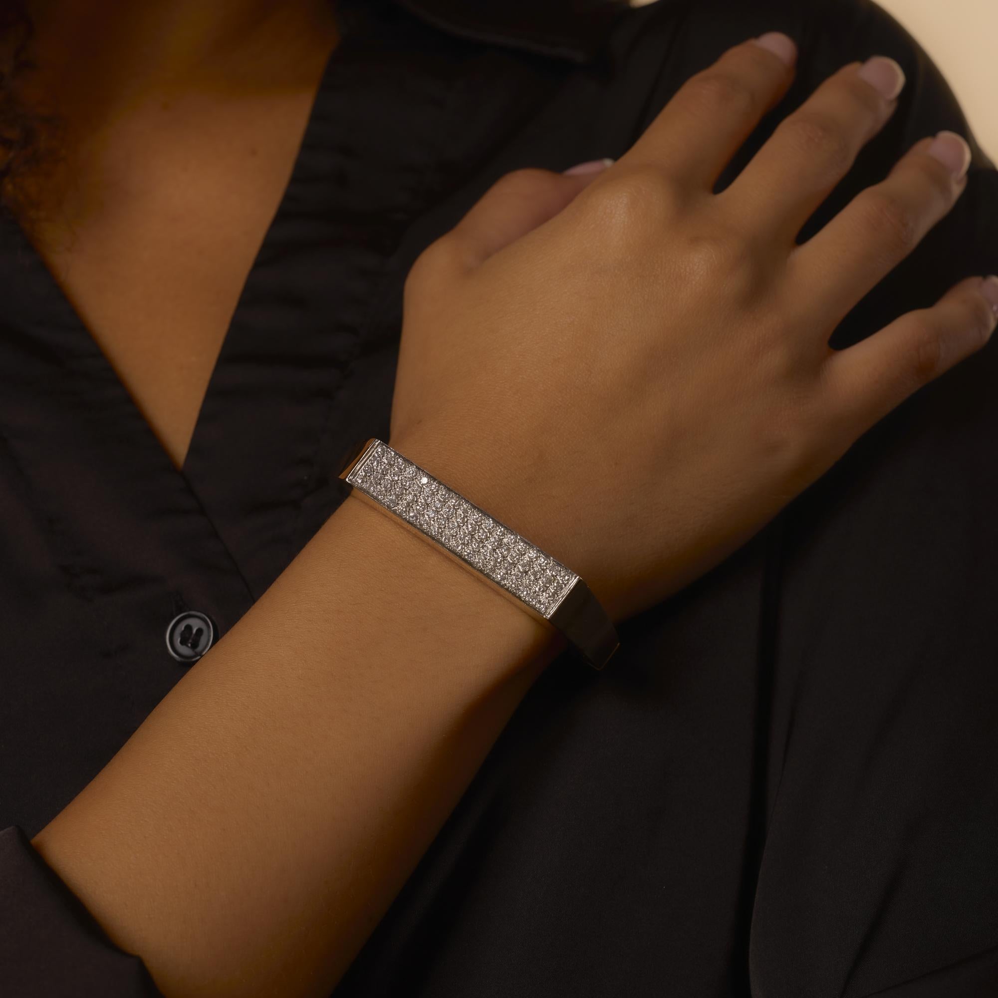 Dieser zweifarbige Armreif im Vintage-Stil ist mit 72 funkelnden runden Diamanten in 18 Karat Gelb- und Weißgold besetzt und verbindet zeitloses Design mit strahlender Brillanz und kühner Form.