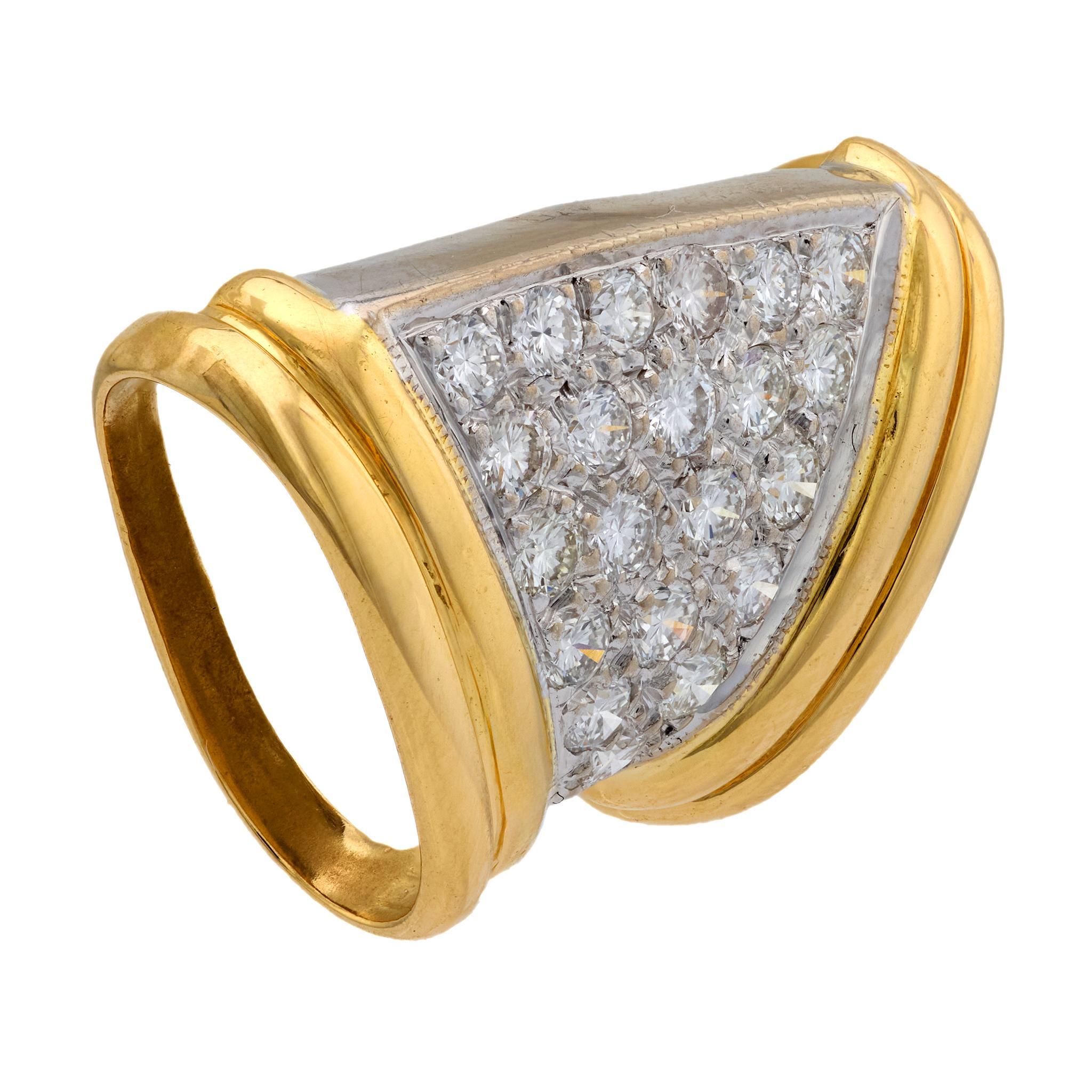 Ce pendentif vintage des années 1980 est serti de 21 diamants ronds de taille brillant totalisant environ 0,65 carats de couleur F-G et de pureté VS-SI. Les diamants sont disposés de manière à maximiser l'éclat, leur brillance étant rehaussée par le