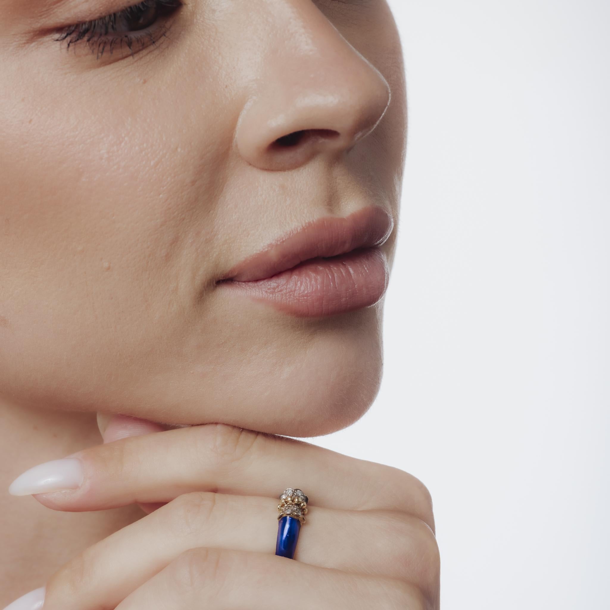 Taille simple Bague vintage en or jaune 18k avec diamant et émail bleu en vente