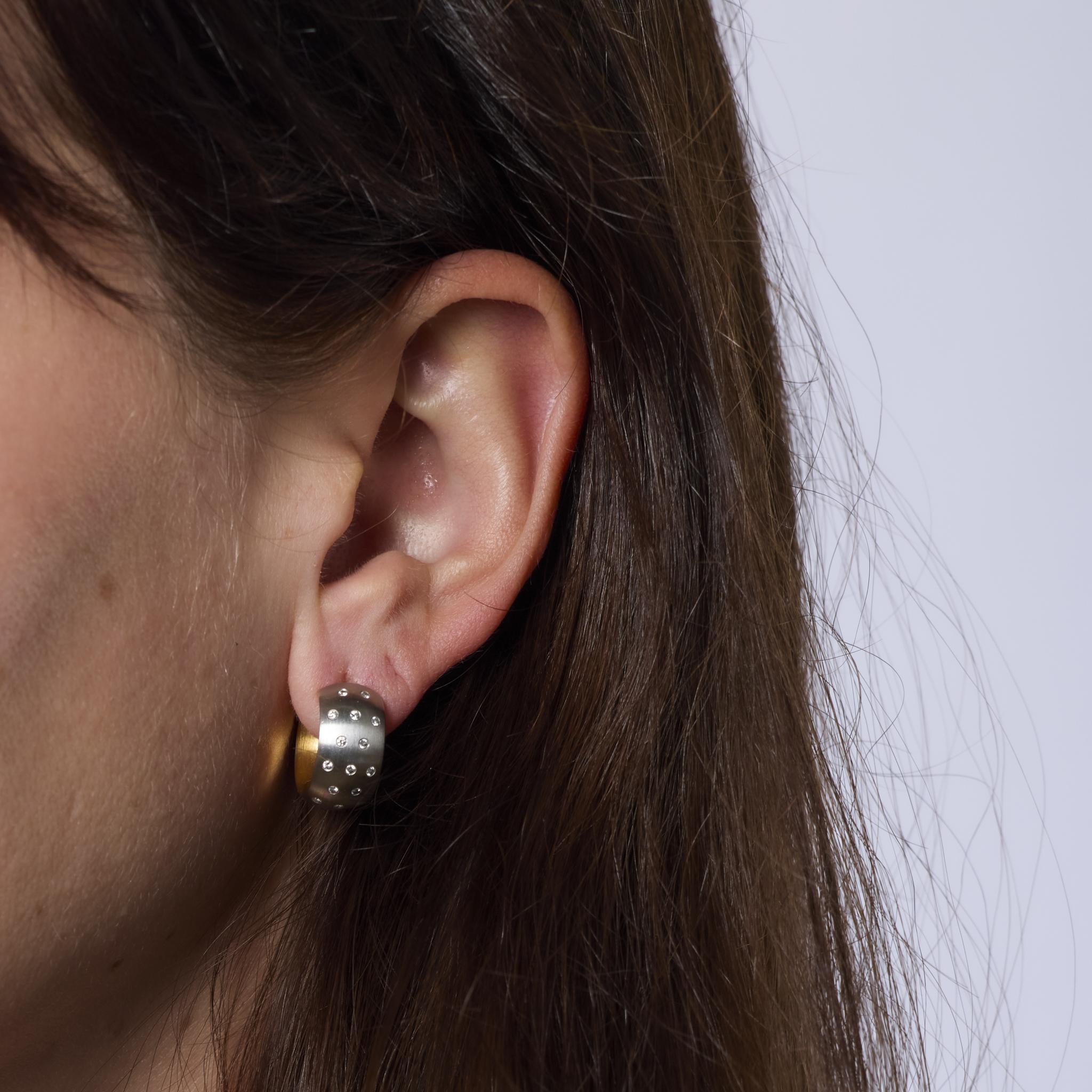 Estos elegantes pendientes vintage presentan 30 brillantes diamantes redondos de talla brillante engastados en un elegante diseño de platino y oro amarillo de 18k. Una glamurosa creación de los años 80 que combina el lujo atrevido con la elegancia