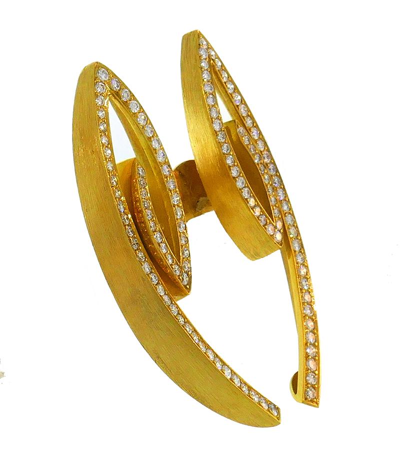 Gelenkige Ohrringe aus 18 Karat Gelbgold, besetzt mit 112 runden Diamanten mit Brillantschliff (Farbe G-H, Reinheit VS1),  1.12 Karat Gesamtgewicht).
Abmessungen: 1-7/8 x 1/2 Zoll (4,8 x 1,3 Zentimeter). 
Gewicht: 14.1 Gramm. 
Elegant und anders, 