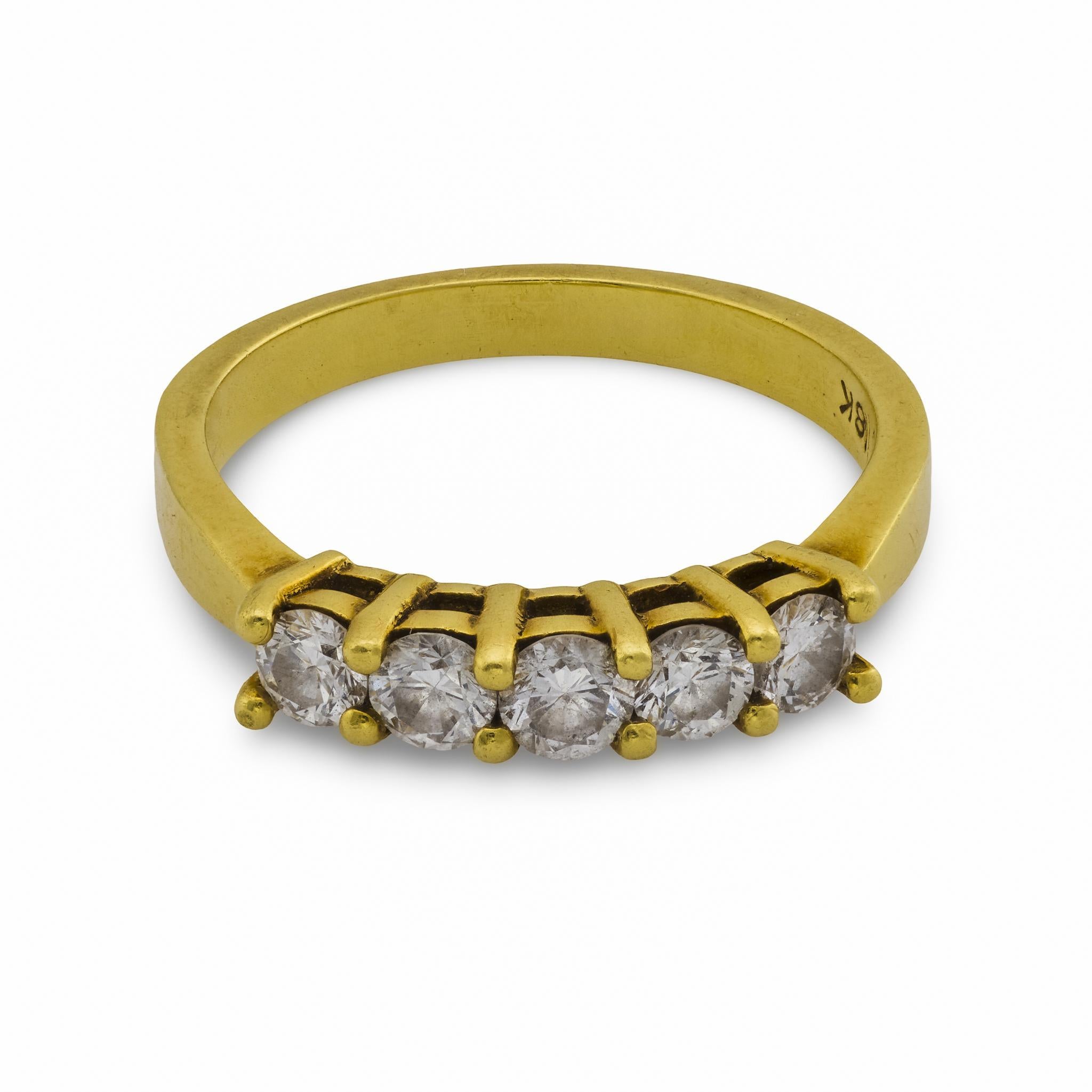 Bague vintage en or jaune 18k avec cinq pierres et diamants en vente 1