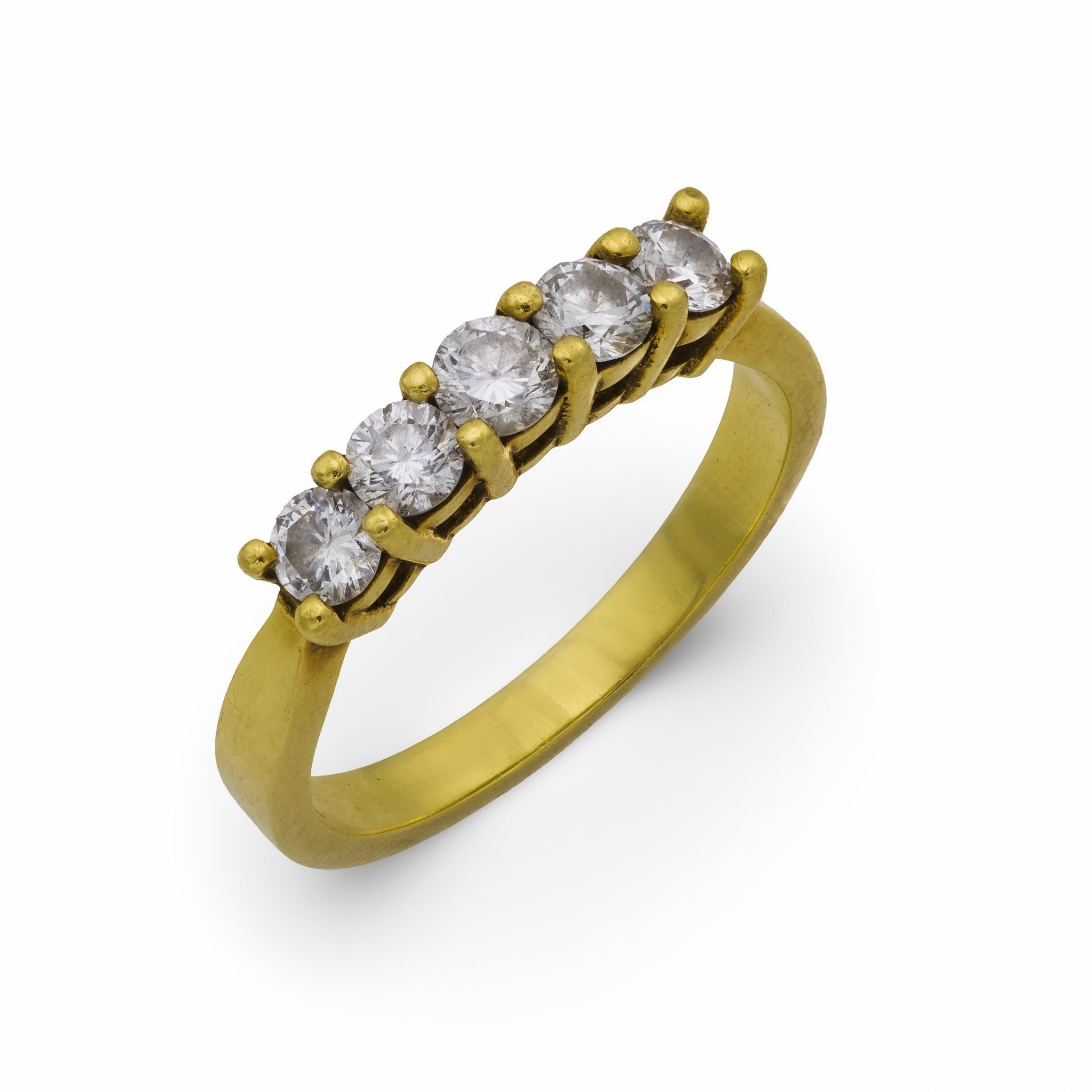 Bague vintage en or jaune 18k avec cinq pierres et diamants en vente
