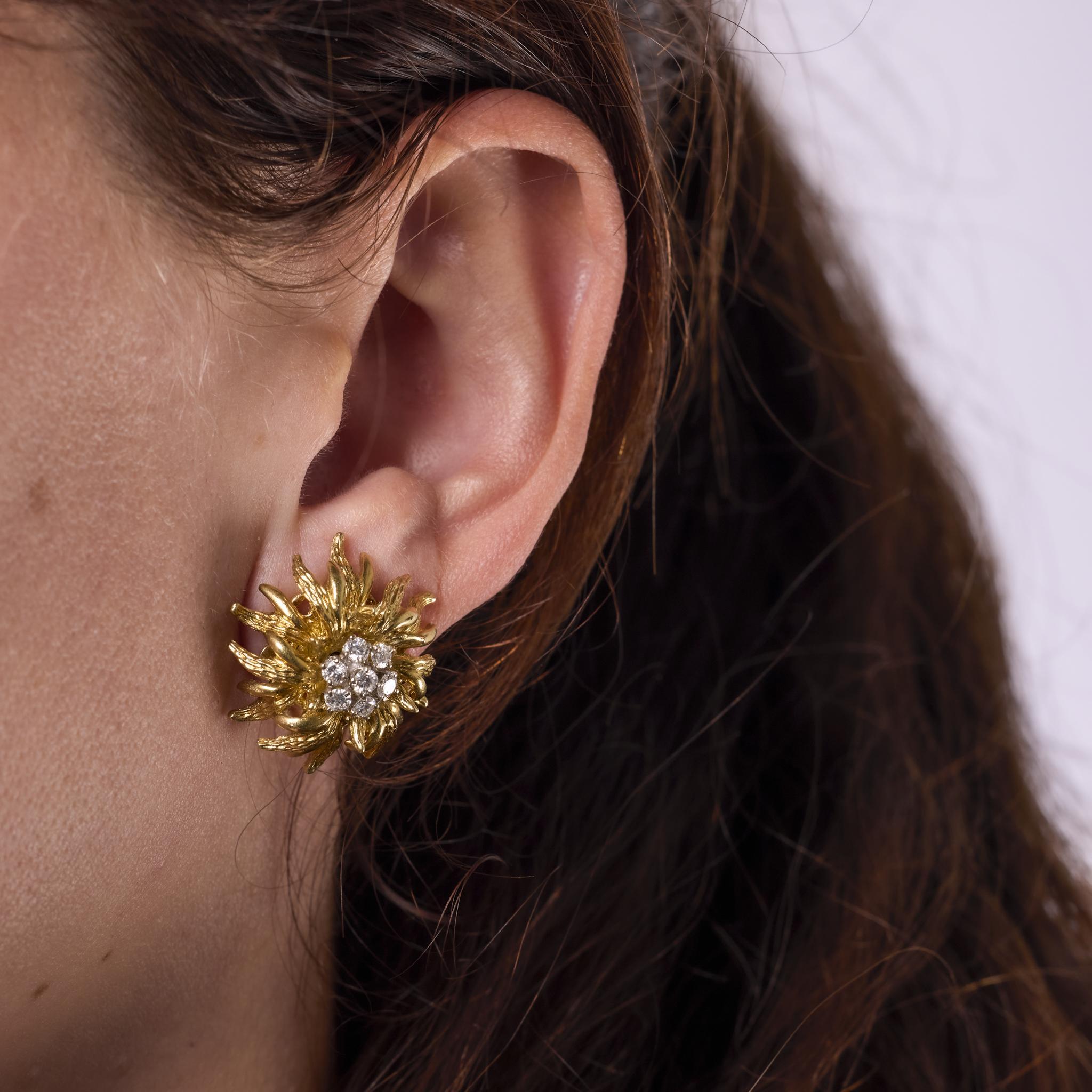 Taglio brillante Orecchini a clip a forma di fiore in oro giallo 18 carati con diamante d'epoca in vendita