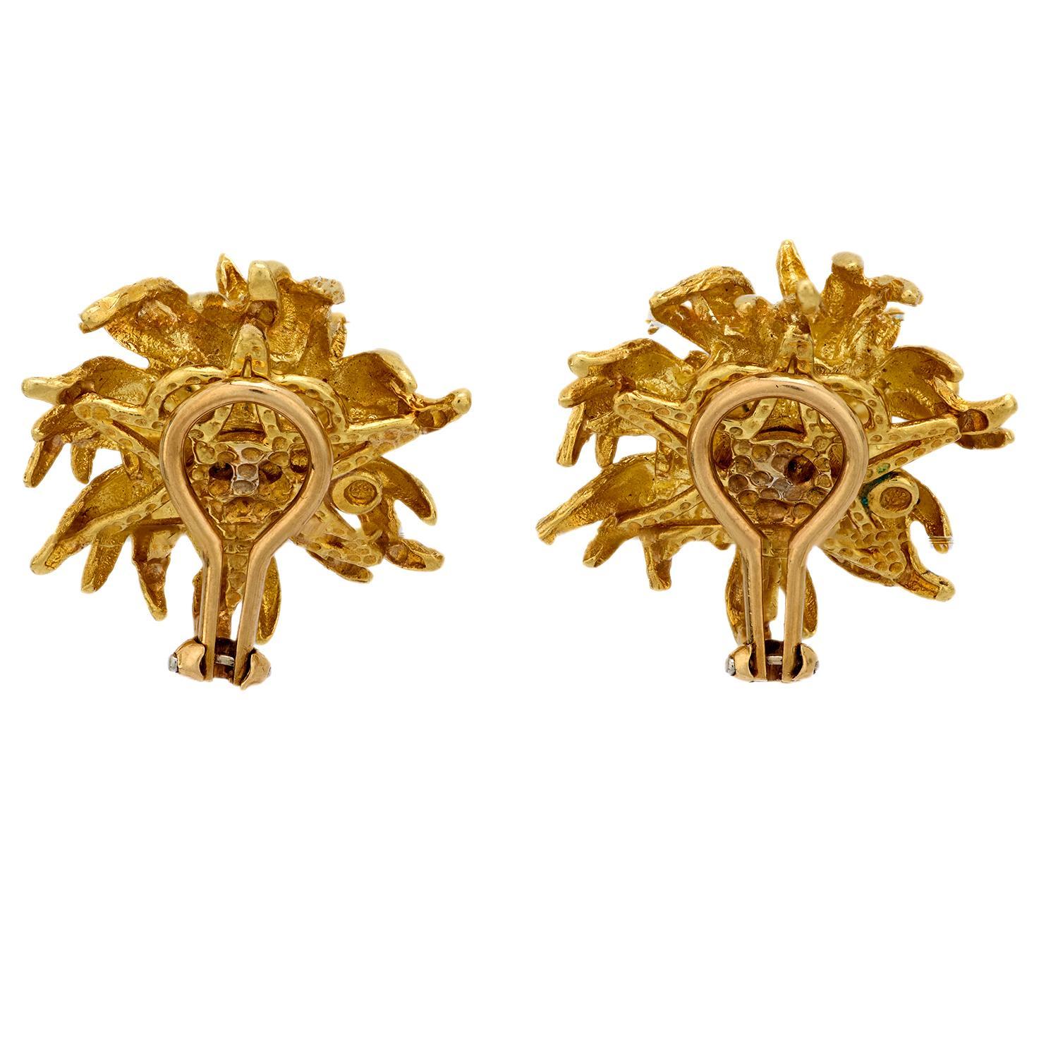 Orecchini a clip a forma di fiore in oro giallo 18 carati con diamante d'epoca In condizioni buone in vendita a Beverly Hills, CA