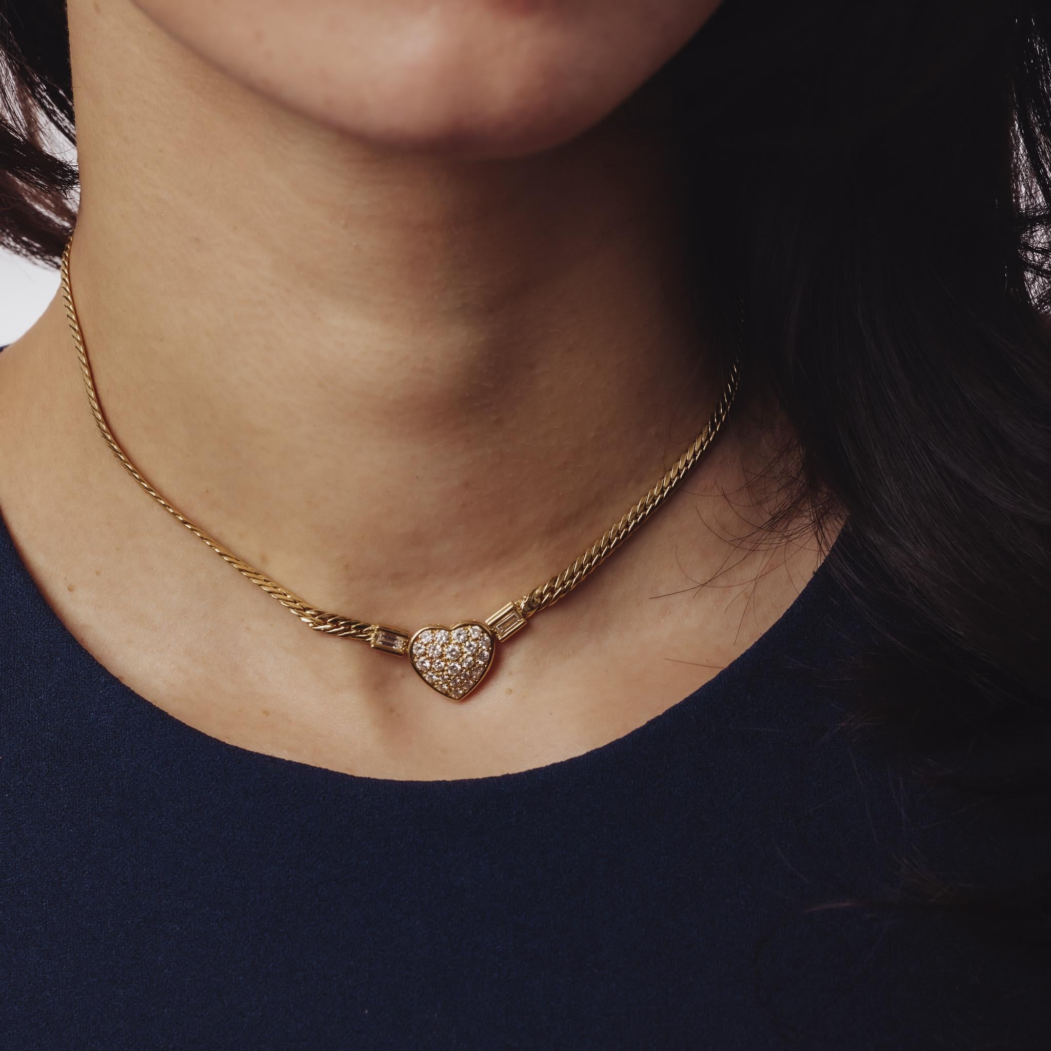 Taille baguette Collier coeur vintage en or jaune 18k et diamants en vente