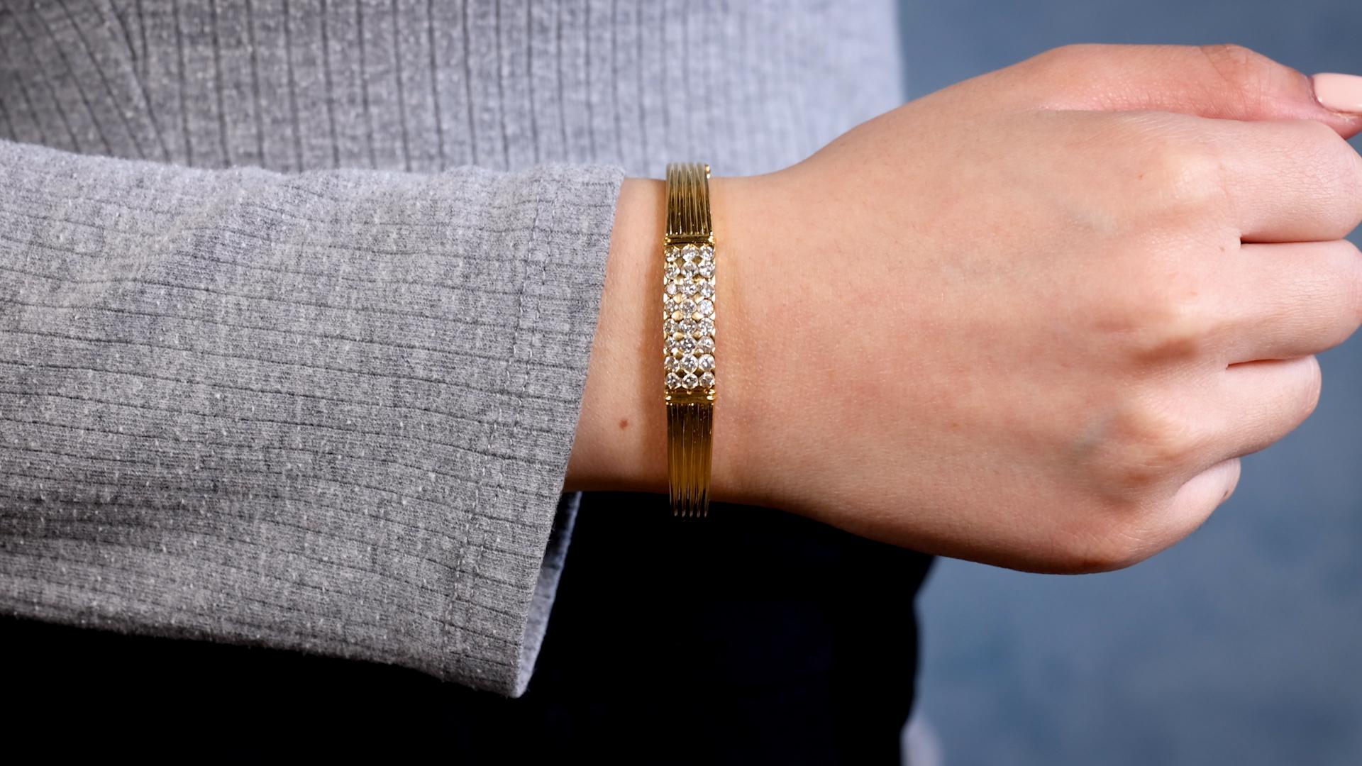 Un bracelet à charnière en or jaune 18k et diamant vintage. Il comprend 24 diamants ronds de taille brillant d'un poids total d'environ 2,25 carats, d'une pureté VS et d'une pureté proche de l'incolore. Fabriqué en or jaune 18 carats avec des