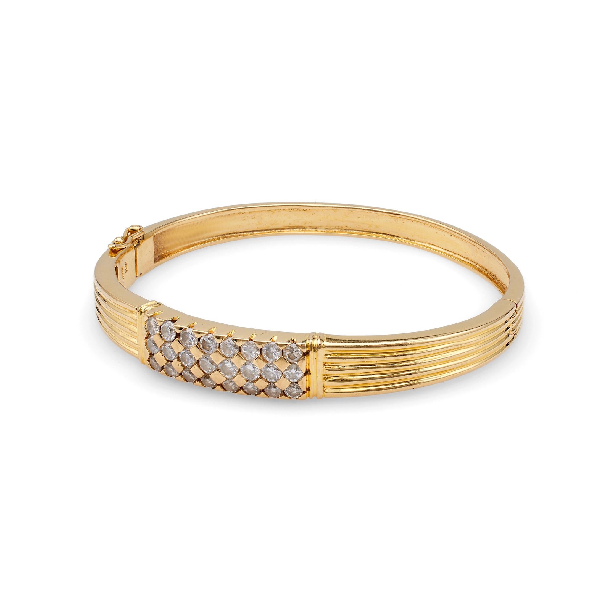 Vintage Diamond 18k Yellow Gold Hinged Bangle Bracelet In Good Condition For Sale In Beverly Hills, CA
