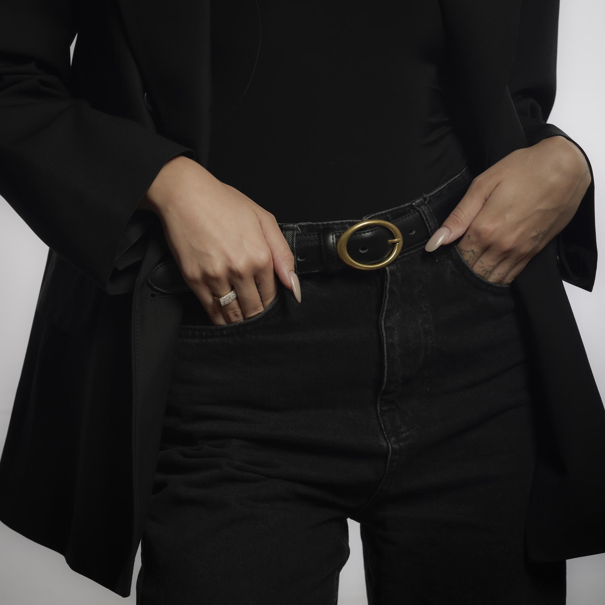 Dieser Vintage-Ring aus 18 Karat Gelbgold aus den 1990er Jahren funkelt mit vierundvierzig runden Diamanten im Brillantschliff von insgesamt etwa 0,65 Karat in der Farbe F und der Reinheit VS. Die Diamanten bilden ein durchgehendes Band aus