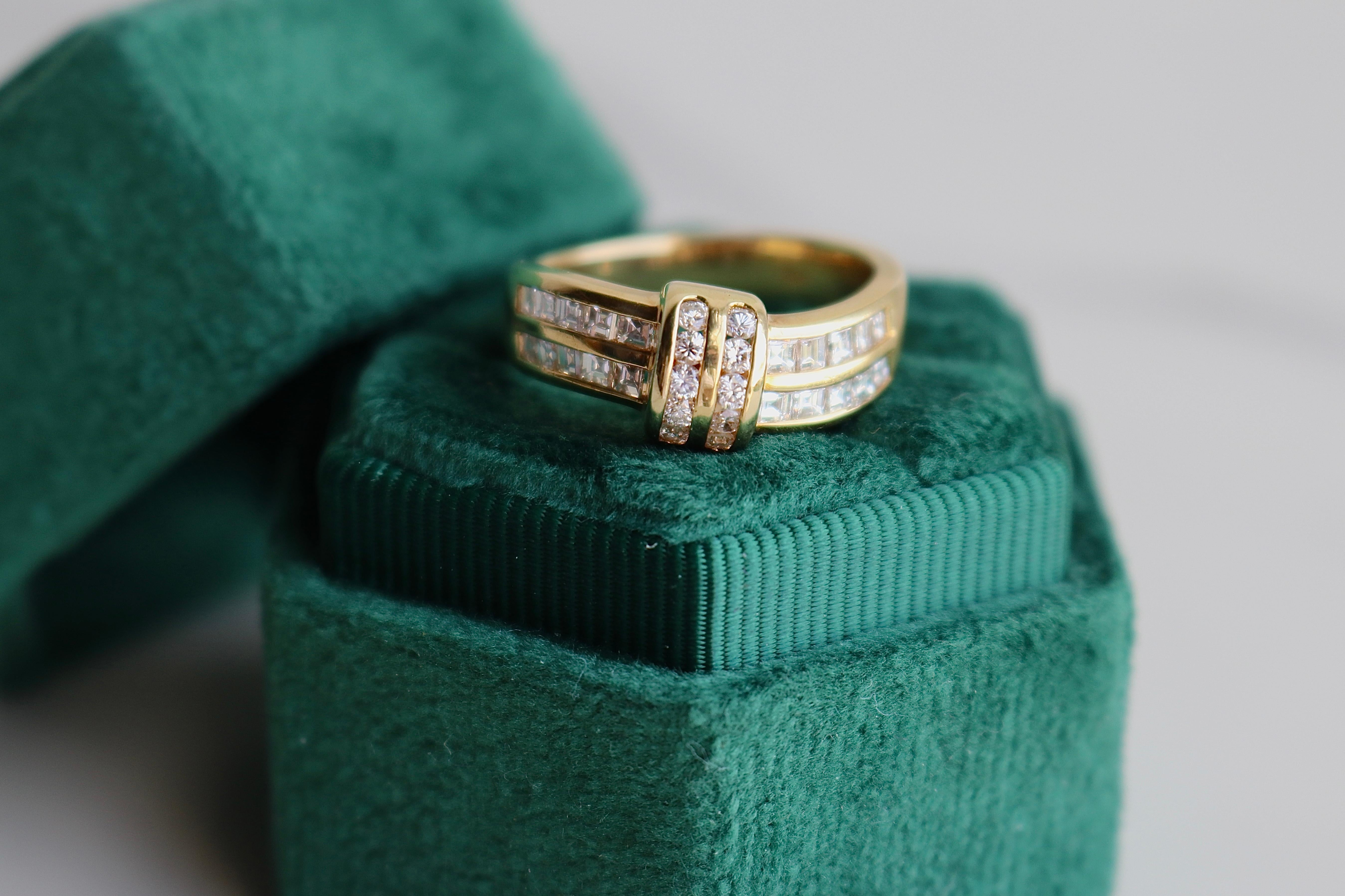 Women's or Men's Vintage Diamond 18k Yellow Gold Ring For Sale
