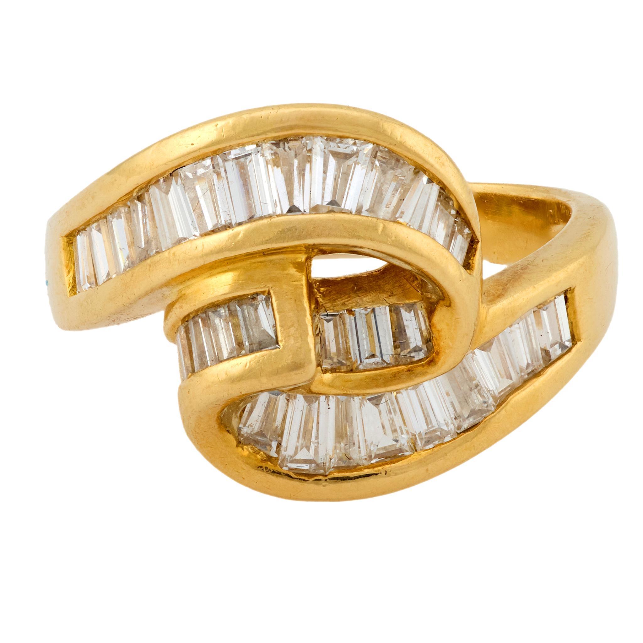 Anillo remolino vintage diamante oro amarillo 18k Baguette cónica en venta