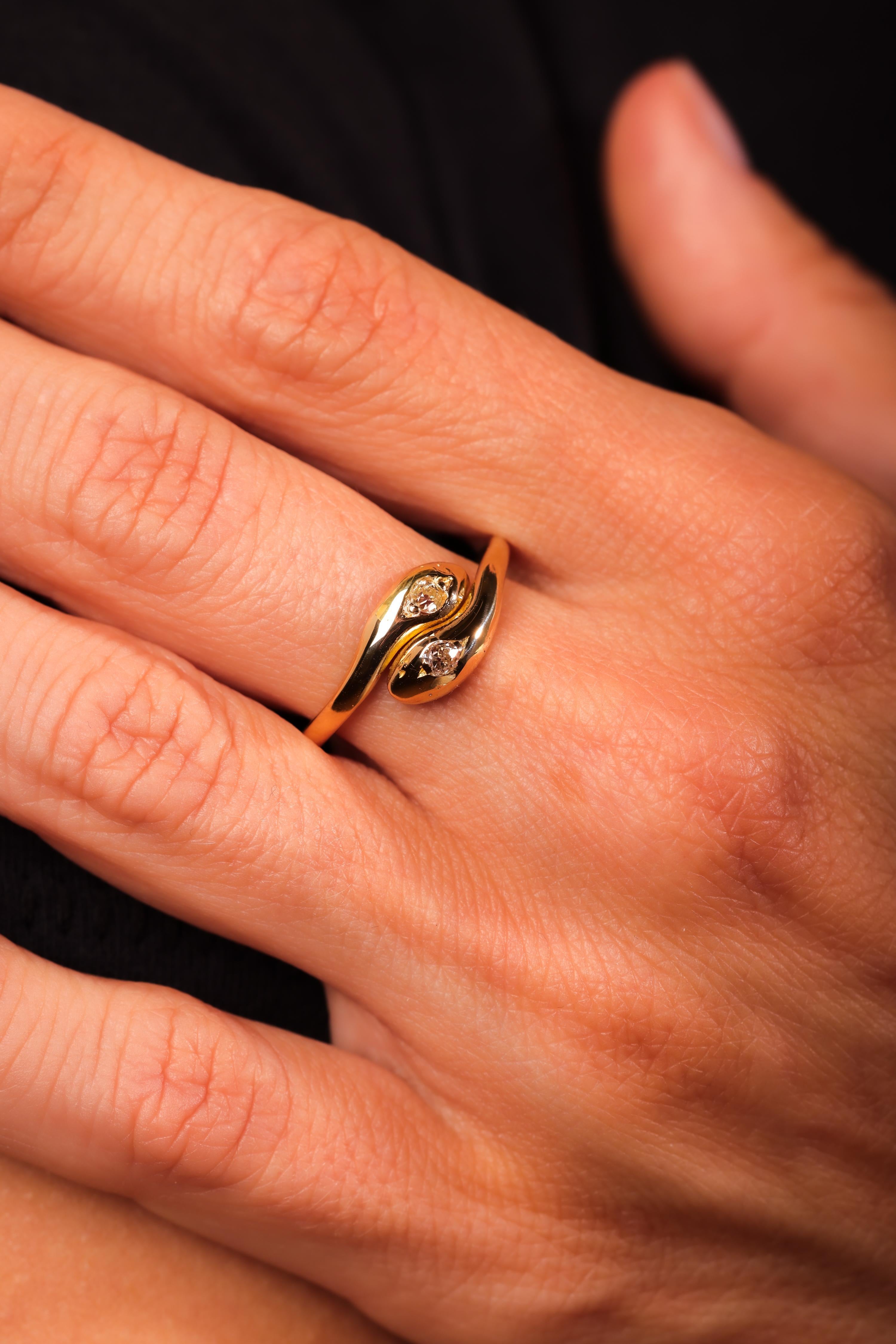 Vintage Diamond 18K Yellow Gold Toi Et Moi Snake Ring In Excellent Condition In Beverly Hills, CA
