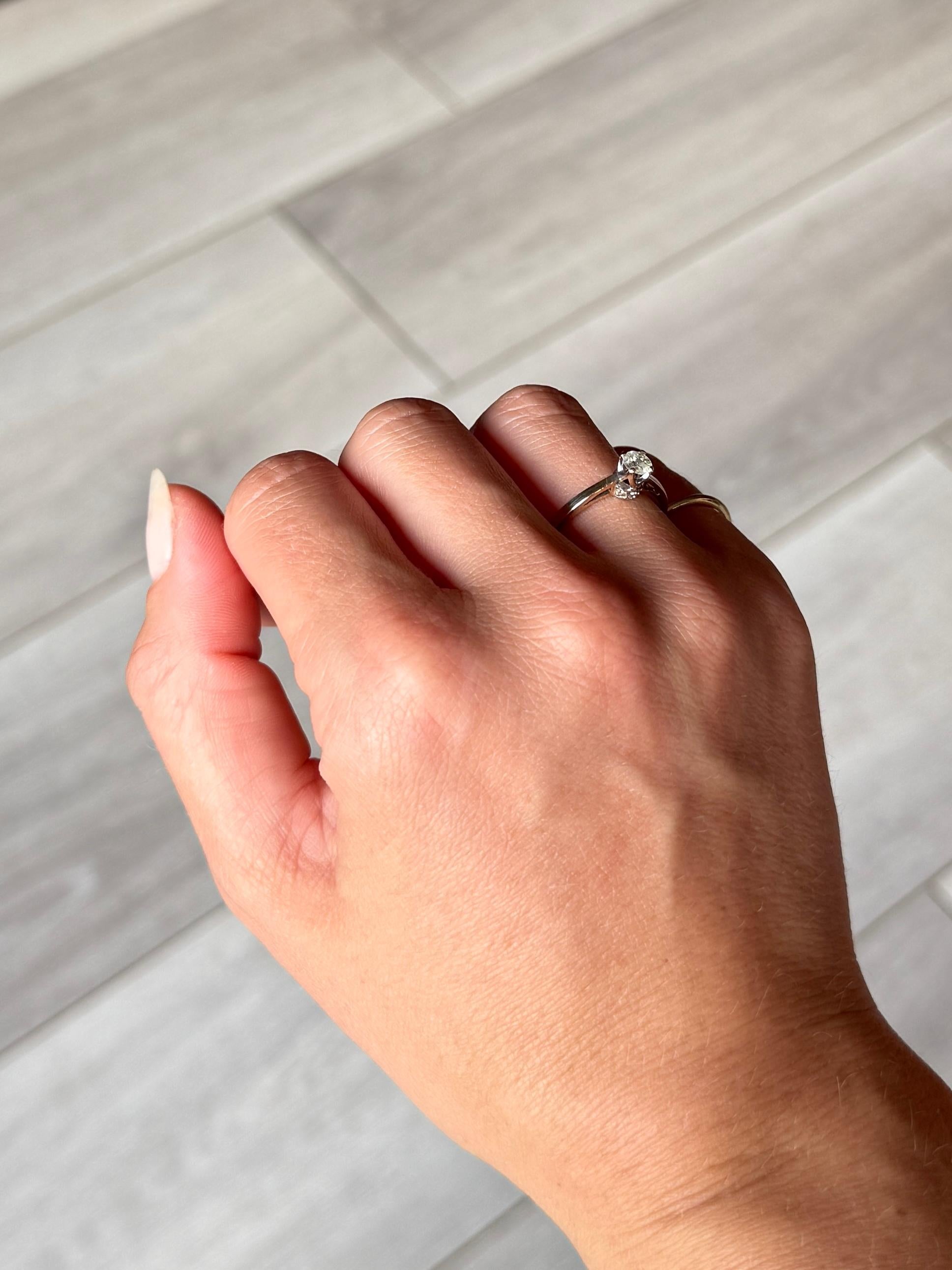 Un anello vintage in oro a 9 carati con un diamante incastonato in platino. L'incastonatura ha dei diamanti incastonati che danno un ulteriore scintillio. Il diamante misura 35pts.

Misura dell'anello: L o 5 3/4 
Altezza dal dito: 6 mm

peso: 1,8 g
