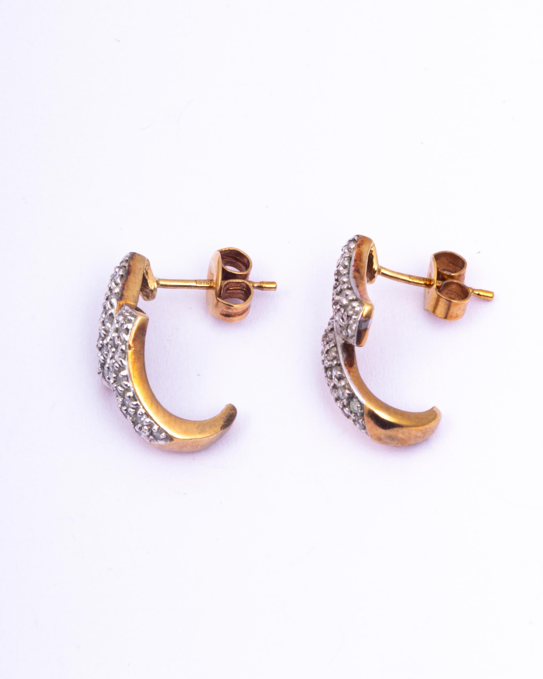Diese wunderschönen Ohrringe sind mit Diamanten in Platin besetzt. Die Diamanten sind zwar klein, aber sie funkeln wunderschön, und das Platin passt perfekt zu ihnen. Der Rest des Ohrrings ist in 9-karätigem Gold modelliert. 

Tropfen vom Ohr: 16mm