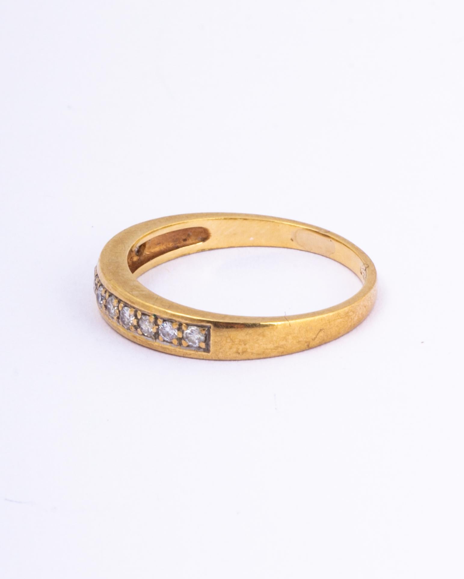 Los once diamantes miden 1 pt cada uno y están engastados en delicadas garras de oro dentro de la banda. Los diamantes son brillantes y centelleantes.

Tamaño del anillo: J 1/2 ó 5
Ancho de banda: 3 mm 

Peso: 1,5 g