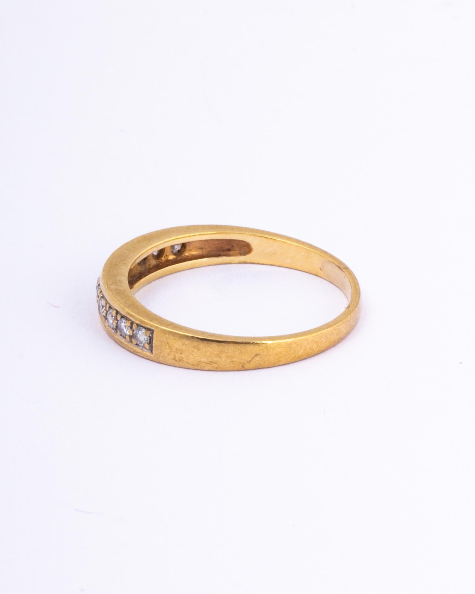 Media alianza vintage de oro de 9 quilates con diamantes Moderno en venta